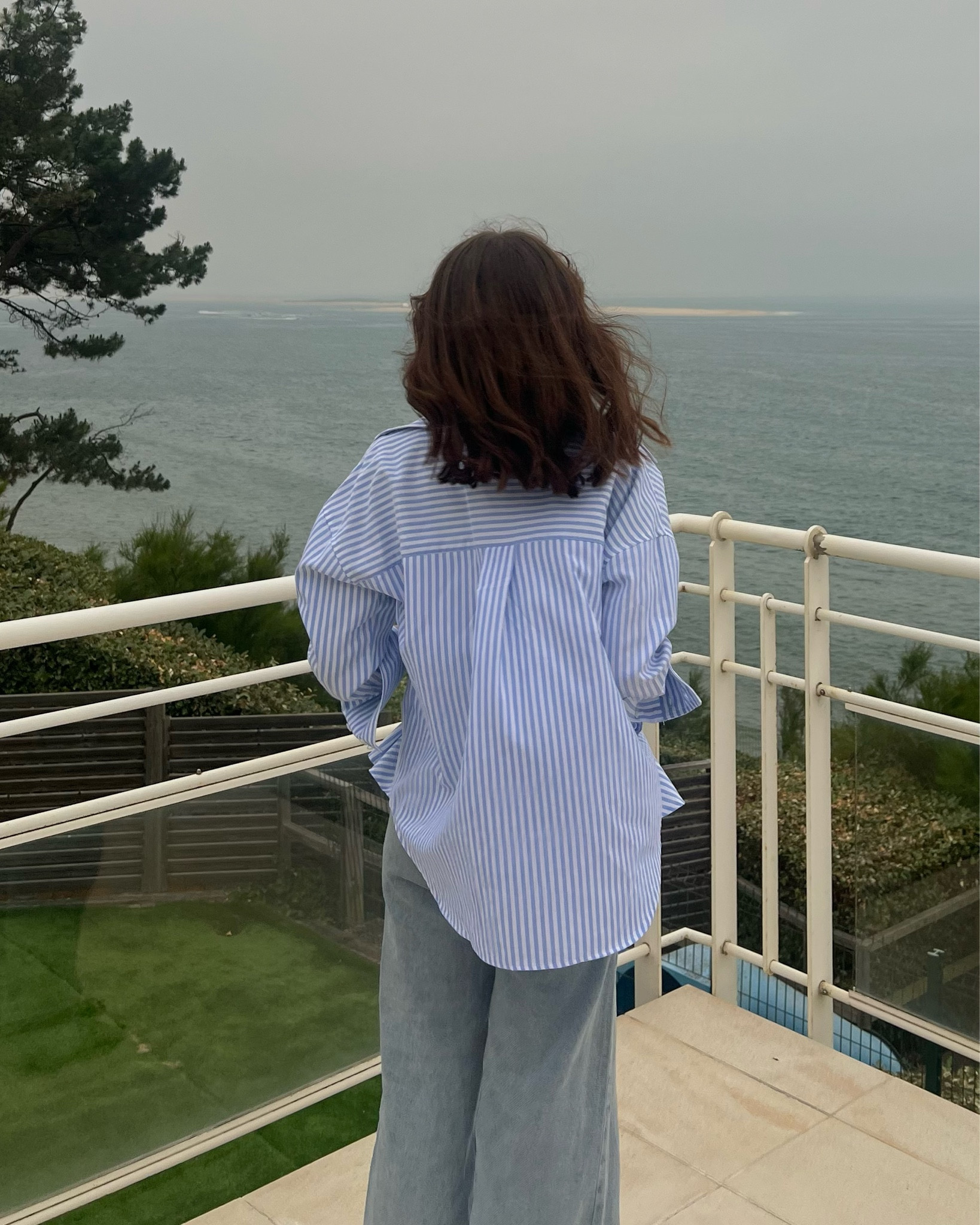 Chemise oversize, chemise rayée, jean baggy, crop top, ootd, chemise bleue et Blanche 



#LTKstyletip #LTKFind #LTKeurope