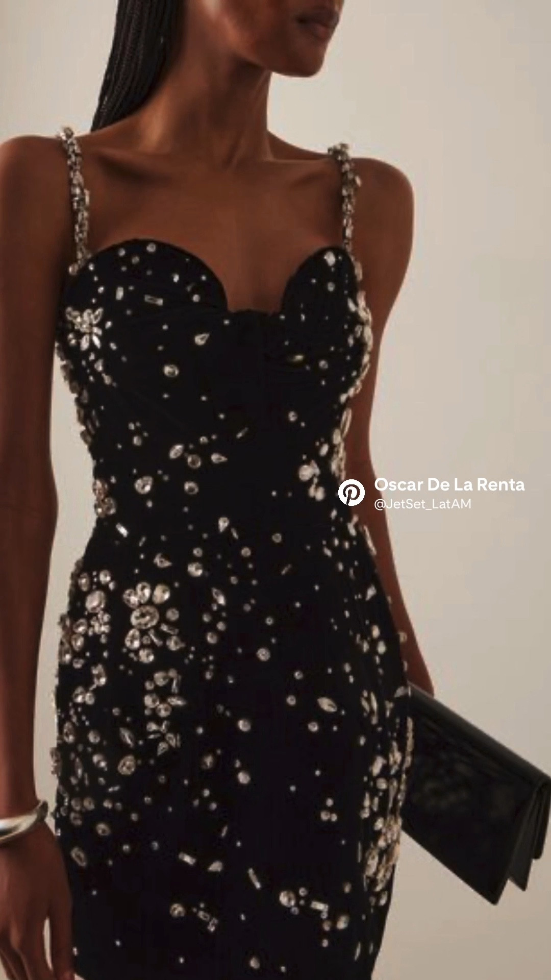 OSCAR DE LA RENTA | Crystal-Embellished Cupro-Blend Mini Dress

A night-sky shimmer in dress form.
This crystal-embellished Oscar de la Renta mini brings together sculpted elegance, velvet depth, and a constellation of hand-placed sparkle — the definition of refined evening glamour. ✨

Curated by Jet Set LatAM.

#LTKCyberWeek #LTKHoliday #LTKGiftGuide