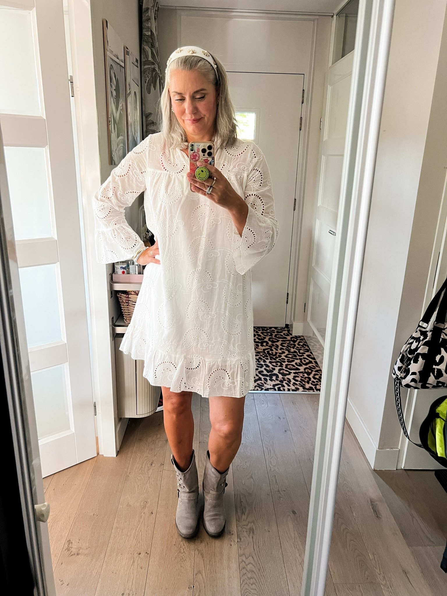 OOTD - Woensdag. Een wit katoenen broderie jurkje (L) en hele oude grijze biker boots.

#LTKnederlands #LTKeurope #LTKsummer