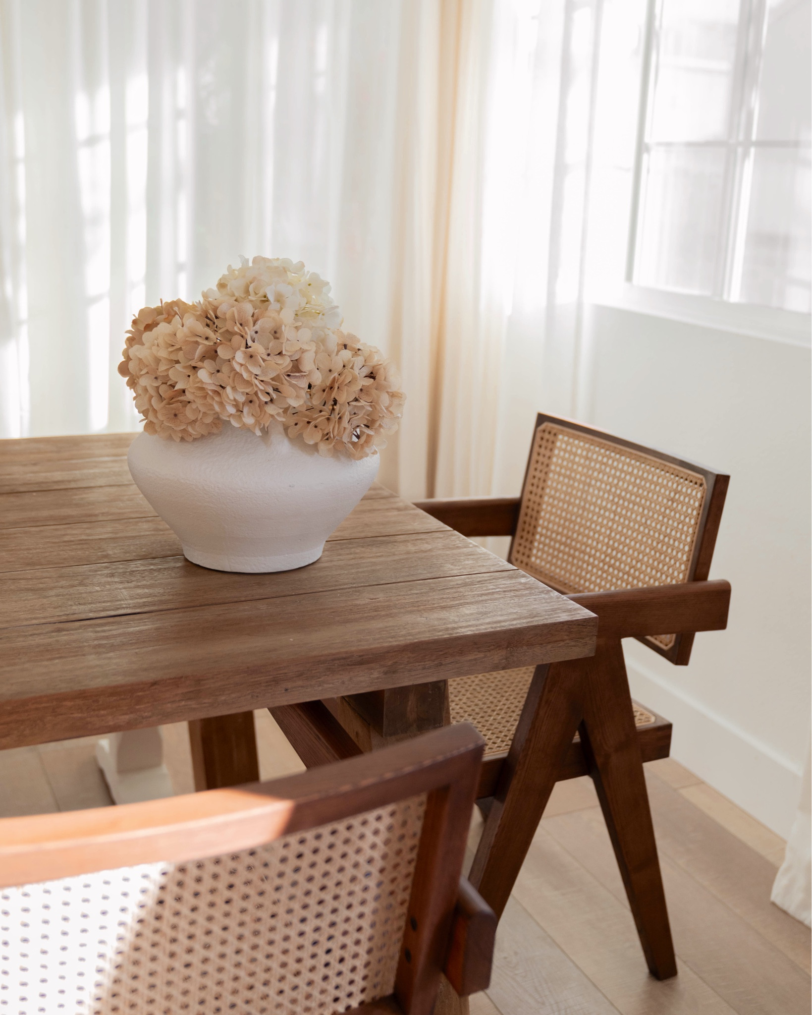 The @eternitymodernhome Pierre Jeanneret Floating Back Armchair is exactly what our dining room needed - it’s the first room you see when you walk into our home and these make the best first impression! 
.
.
.
#ad #eternitymodern #modern #midcenturymodern #interiorinspo #homedecorideas #vintagevibes #neutraldecor #pinterestinspired #designgoals #diningroomdecor #modernliving #homeaesthetic #neutralhome #dreamhome #interiordesigntrends