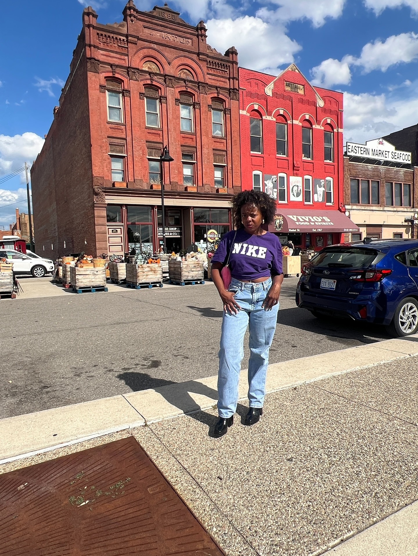A thrifted fit for the fall featuring views from @detbookfest Vinyl Fest at the @easternmarket 💕🫶🏾✨

Nike tee : @valueworldthrift 
Light wash Jeans: @valueworldthrift 
Black booties: @hm