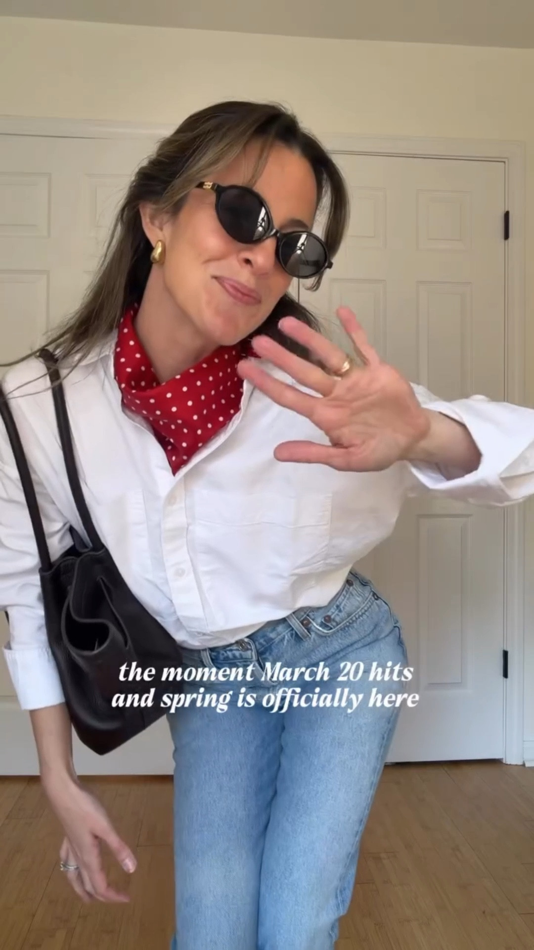 Spring is in the air 🌸 threw on my favorite Oxford, straight leg denim, woven ballet flats, and my new scarf to top it off! OK I wanna know, are you finally getting some warm weather where you live??

Oxford @everlane 
Denim @agolde 
Ballet flats @sam_edelman (love love love!!!)
Scarf @gap 
Bag @jwpei_official 
Earrings @madewell

Xoxo