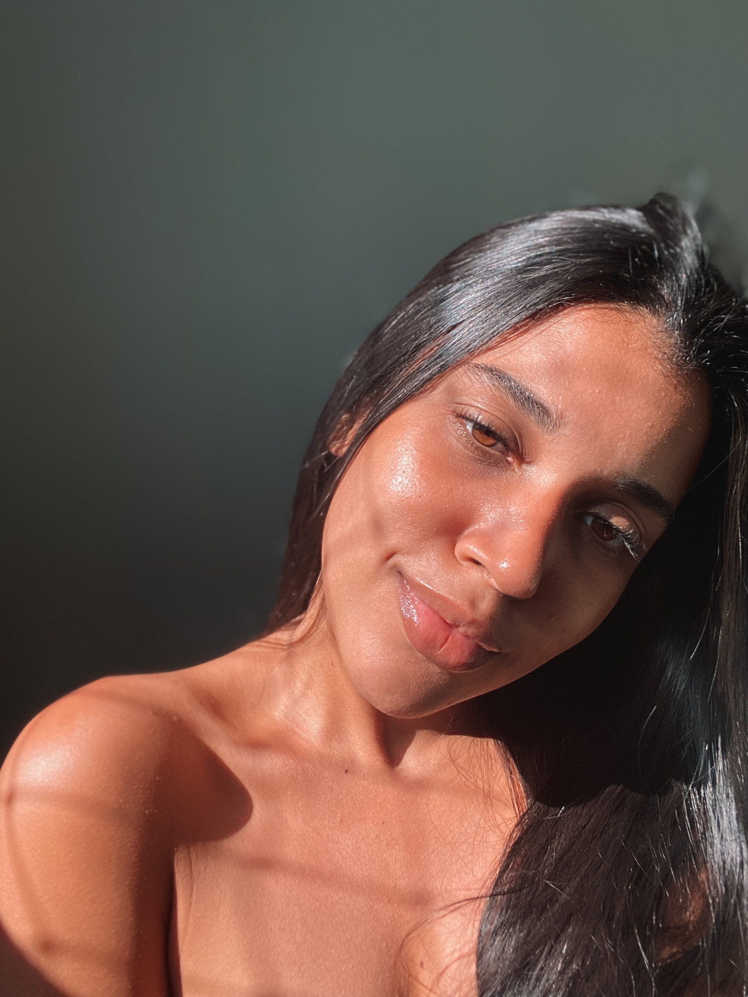 Uma pele iluminada e bem protegida para o dia a dia 
Protetor solar :Bioderma 
Batom facinho negroni : usado como blush 
Batom facinho agua : usado como balm 


#ltkconbr2023 #vicbeaute #makeupnatural  #peleglow 

#LTKbrasil #LTKbeauty