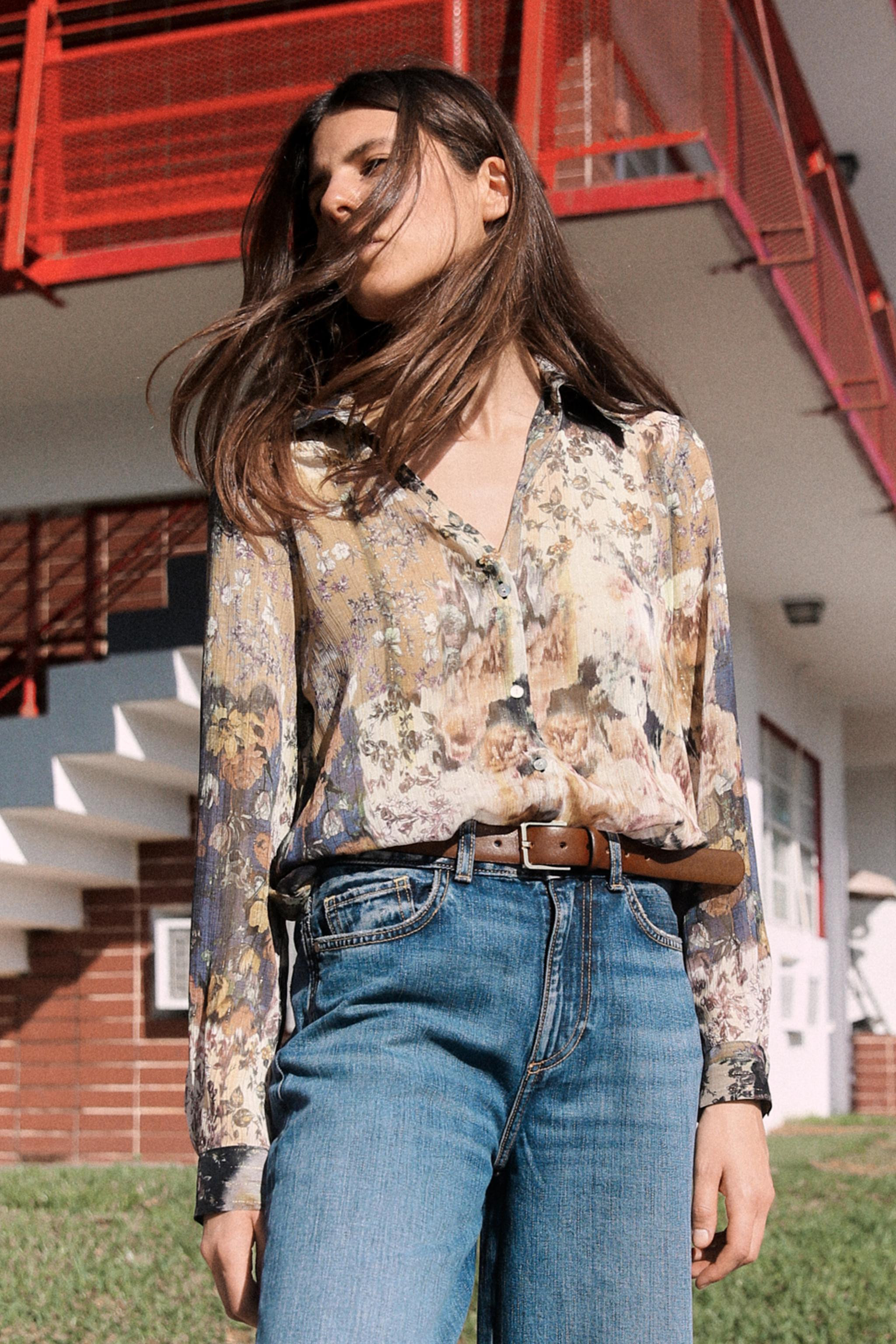 Lapel collar blouse with V-neck and long sleeves. Metallic thread print fabric. Hem with side sli... | Zara US