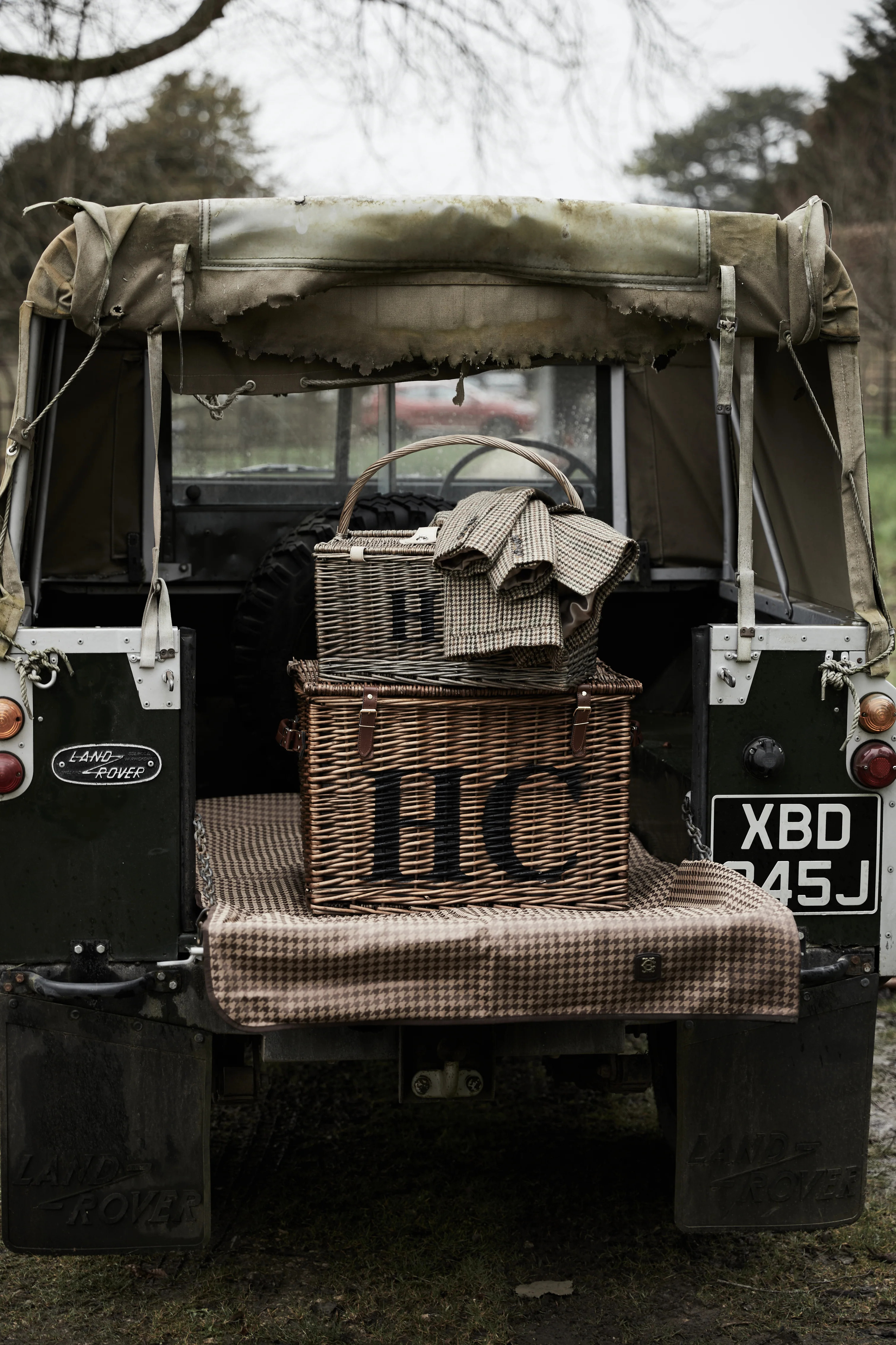 Picnic Blanket (Toffee Houndstooth) | Holland Cooper