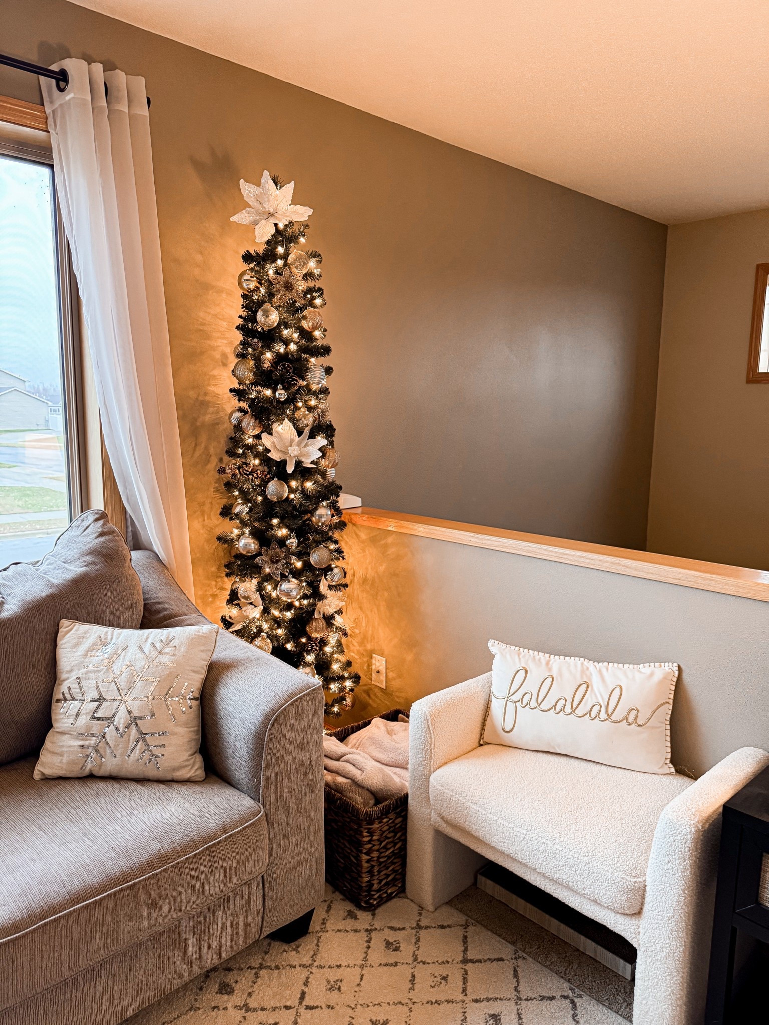 My favorite pencil tree is back at Michael’s and on sale!

Christmas tree / pencil tree / holiday home decor / seasonal 

#LTKHoliday #LTKHome #LTKSeasonal