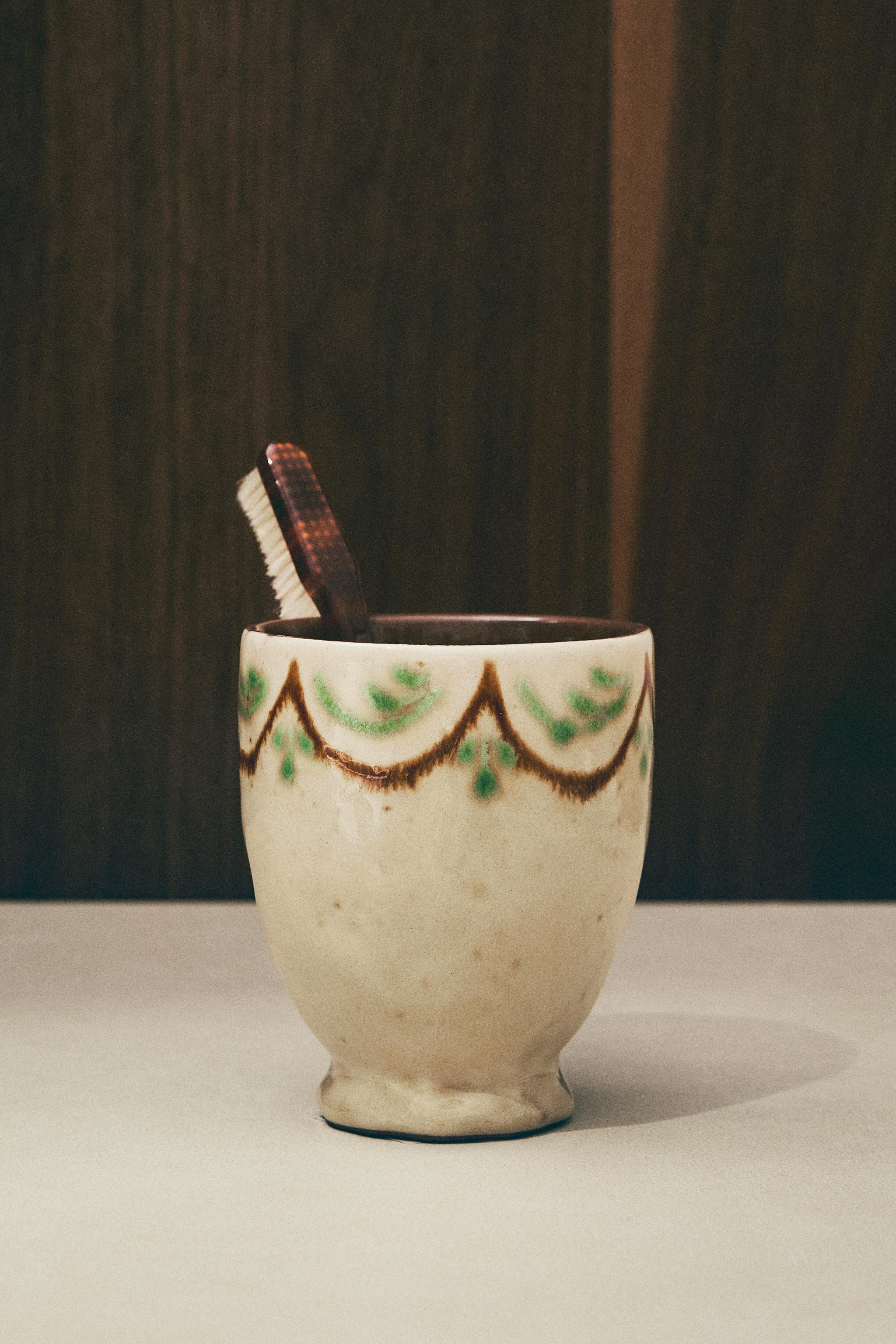 PAINTED CERAMIC TOOTHBRUSH HOLDER | Zara US