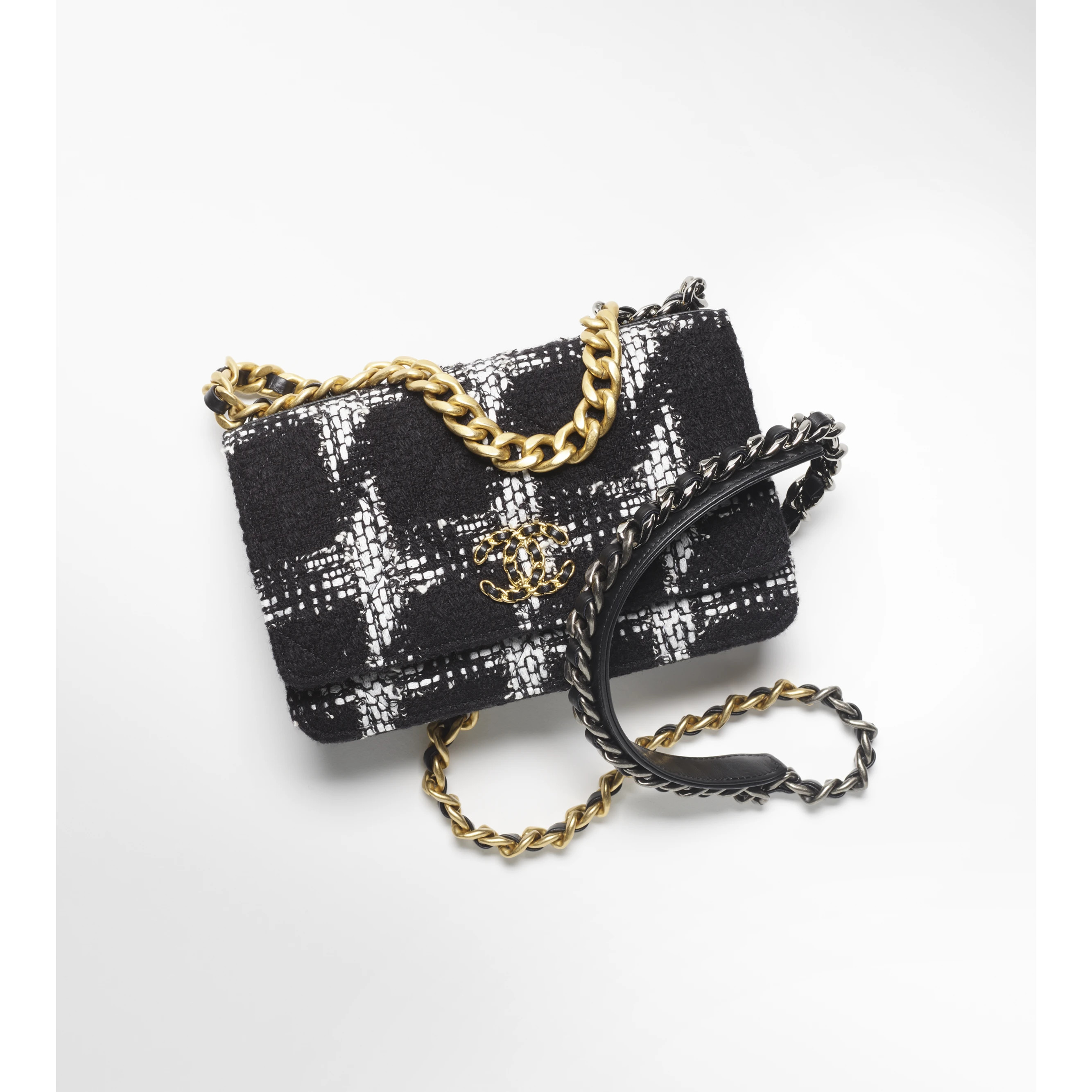 CHANEL 19 Wallet on Chain | Chanel, Inc. (US)