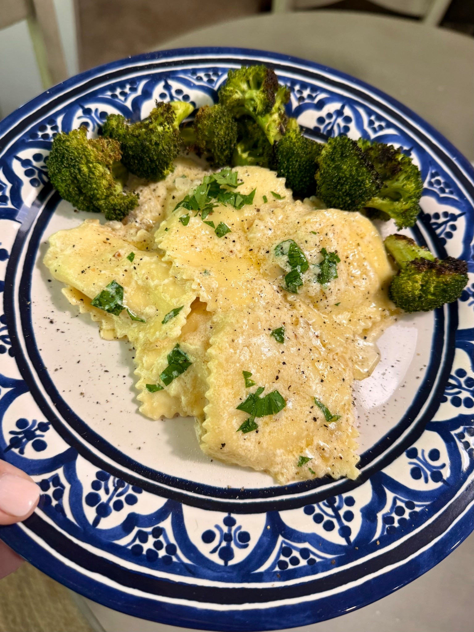 Meatless Mondays with Marley Spoon 🥄

Dinner is done before 5:30 and everyone is fed…that alone makes this a repeat. This creamy brown butter alfredo ravioli + roasted broccoli is one of those meals that feels a little elevated but still fits real life 💛

My 6th grader walked in starving and in no time we were sitting down to eat. 20 minutes start to finish, minimal prep, and just enough “something special” without feeling like a rushed weeknight dinner. Dad’s still on dish duty, of course 😆

This is one of those easy meals when you want something warm, simple, and put together without overthinking it.

If you’ve been trying to work more meatless meals into your week, this is a great way to start.

🔗 Score 45% off your first box with my link below 👇🏼

#LTKSaleAlert #LTKfoodie #LTKHome