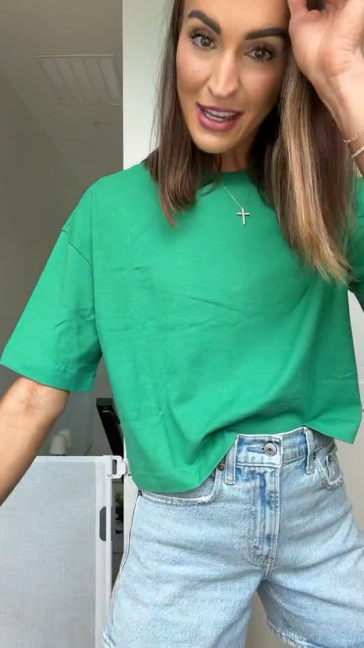 This old navy tee is such a good go-to! 🫶🏼 love the slightly boxy fit and it’s comes in so many cute colors! 😍