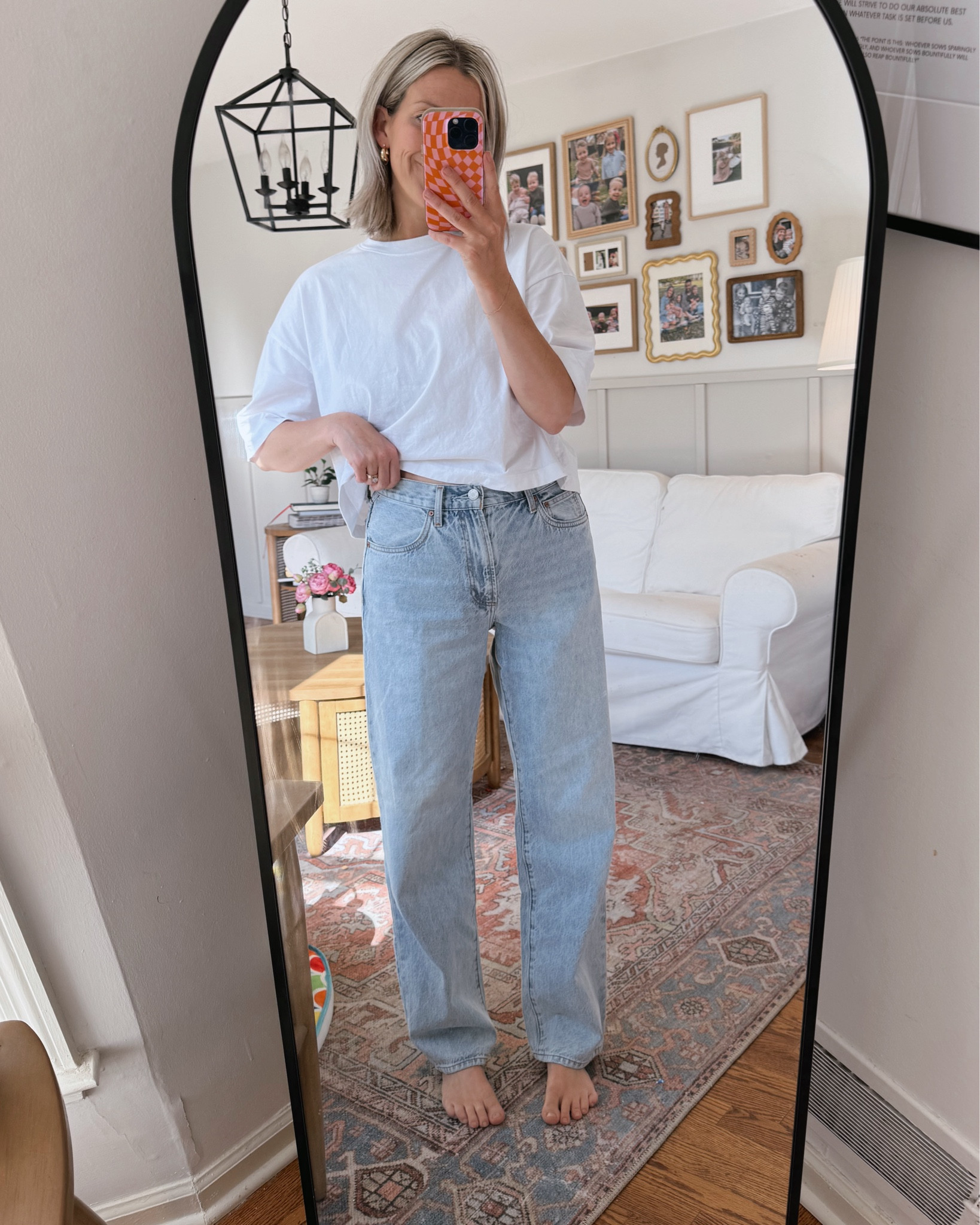 I’m fully in love with aritzia jeans. These are the Marlo and they are my favorite!!! I am in the 28 for a loose fit. 27’s fit too but were tighter in my waist and hip. I will be living in simple outfits like this this spring ☀️
