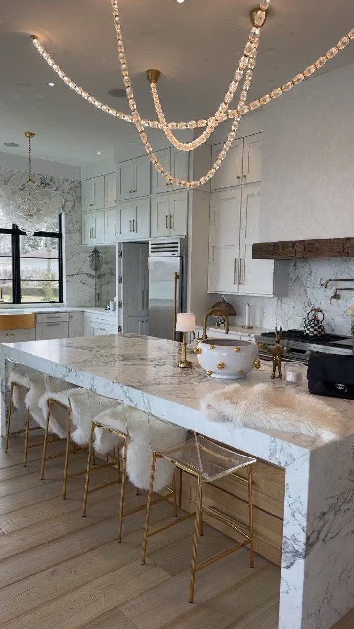 Some of my personal favorite amazon home finds! These faux fur throws are the perfect addition to so many spaces in your home for added interest and texture 😍 #amazon 