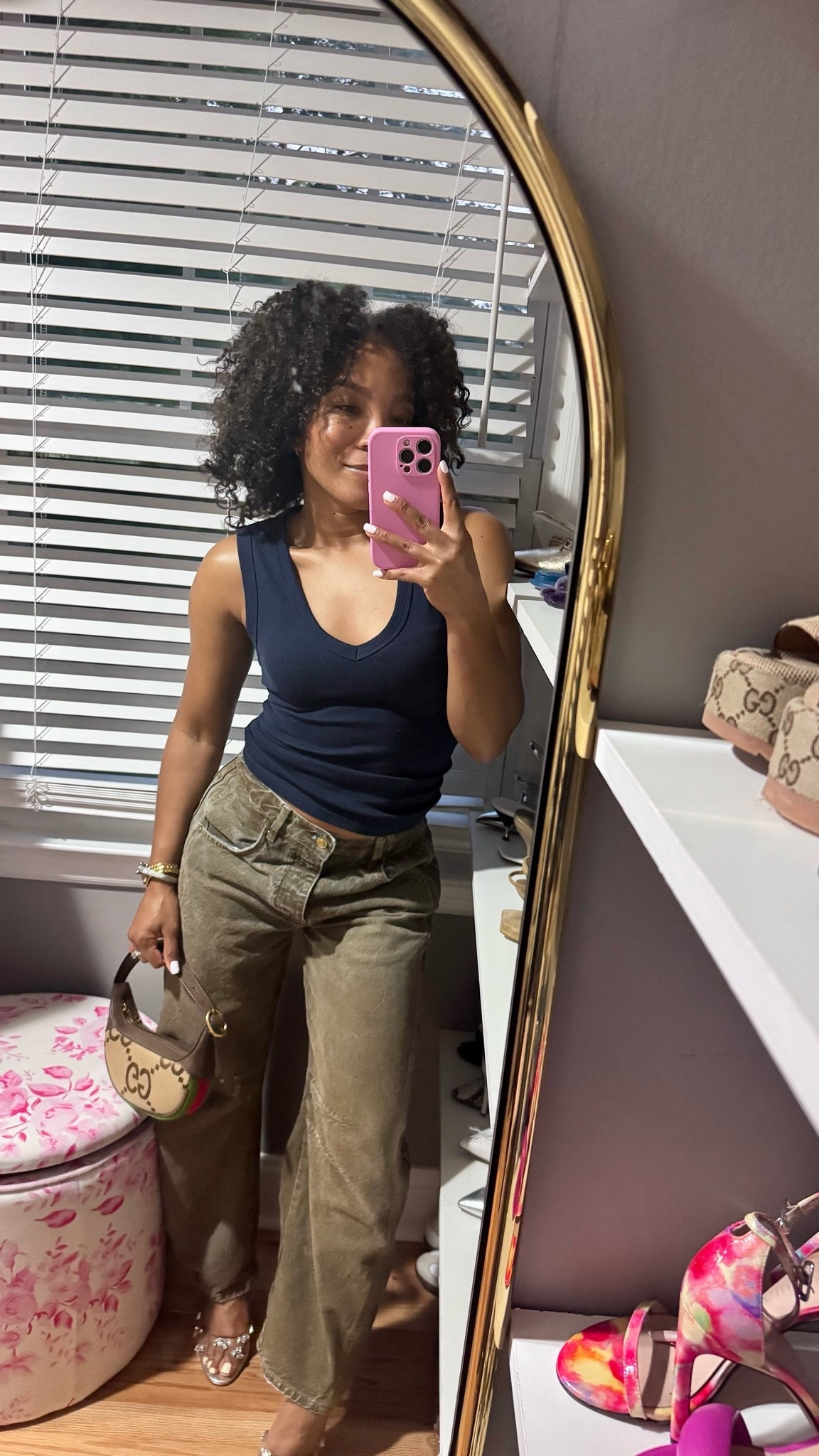 Versatile and chic little vneck top! It’s very stretchy and the type of fabric that doesn’t need steaming / ironing! Wearing an XS