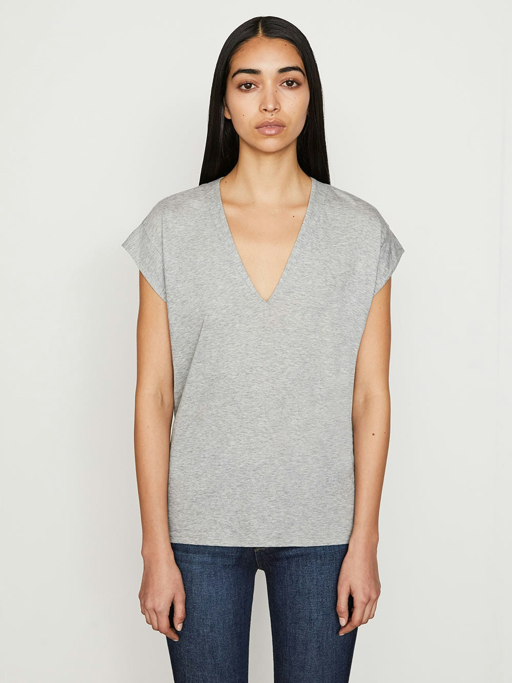 Le Mid Rise V Neck Tee  in  Gris Heather | Frame Denim