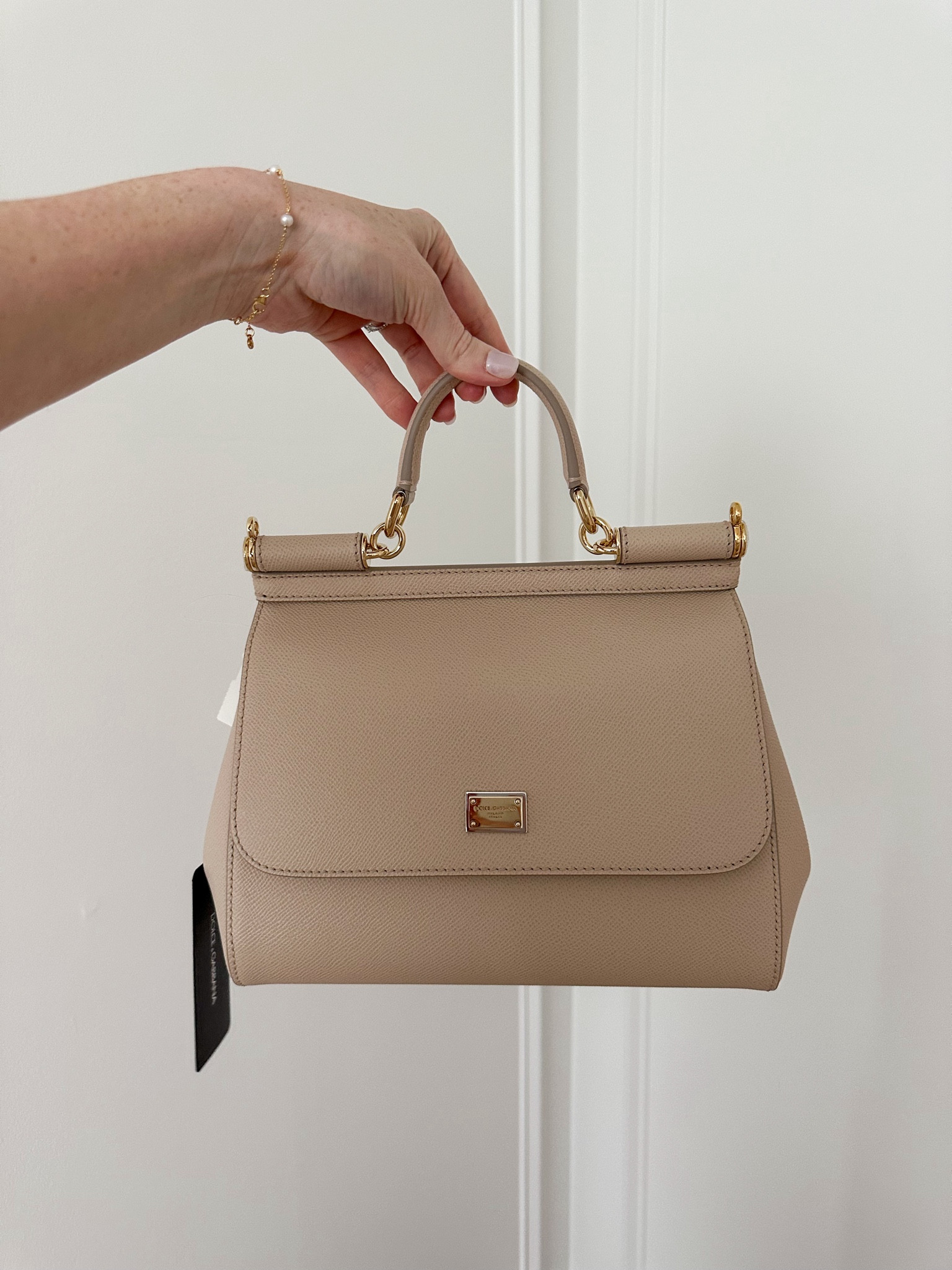 Found this classic dolce and cabana Sisley bag on sale! Kate Middleton has carried this multiple times and it’s been in my wishlist for years so I finally pulled the trigger! Comes with a crossbody strap and is a fairly nice size (I can fit my vlog camera and more than enough space for essentials). 

Designer bag on sale // classic wardrobe // blush handbag 

#LTKSaleAlert #LTKSeasonal #LTKItBag