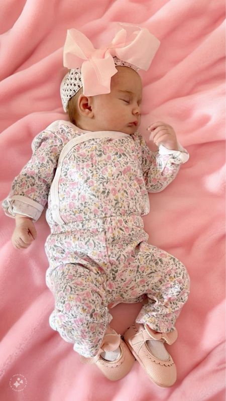 How’s for baby girl, baby girl outfit, baby girl pink shoes 

#LTKfindsunder50 #LTKfindsunder100 #LTKbaby
