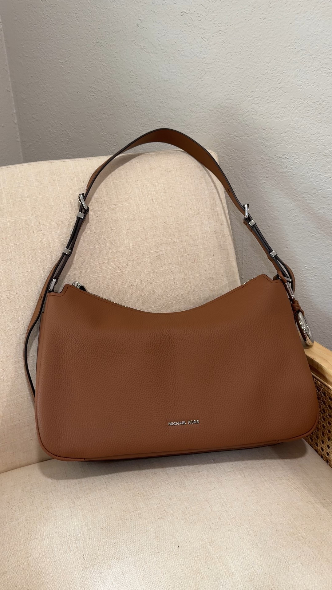 My newest everyday bag. Needless to say, I’m obsessed 👜🤎✨ 