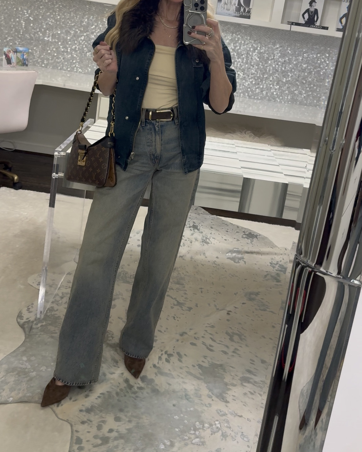 This Zara denim bomber jacket might be one of my favorite finds lately 🤍✨
The faux fur collar is everything, the fit is perfectly oversized, and it instantly elevates a casual denim look.

I paired it with these fabulous wide-leg Silver Lake jeans — high-waisted, super flattering, and I love this cool, light, vintage-inspired wash. Such an easy, effortless combo.


Everything runs true to size.
I’m wearing an XS in the jacket and a 24 in the denim.



#LTKOver40 #LTKFindsUnder100 #LTKootd