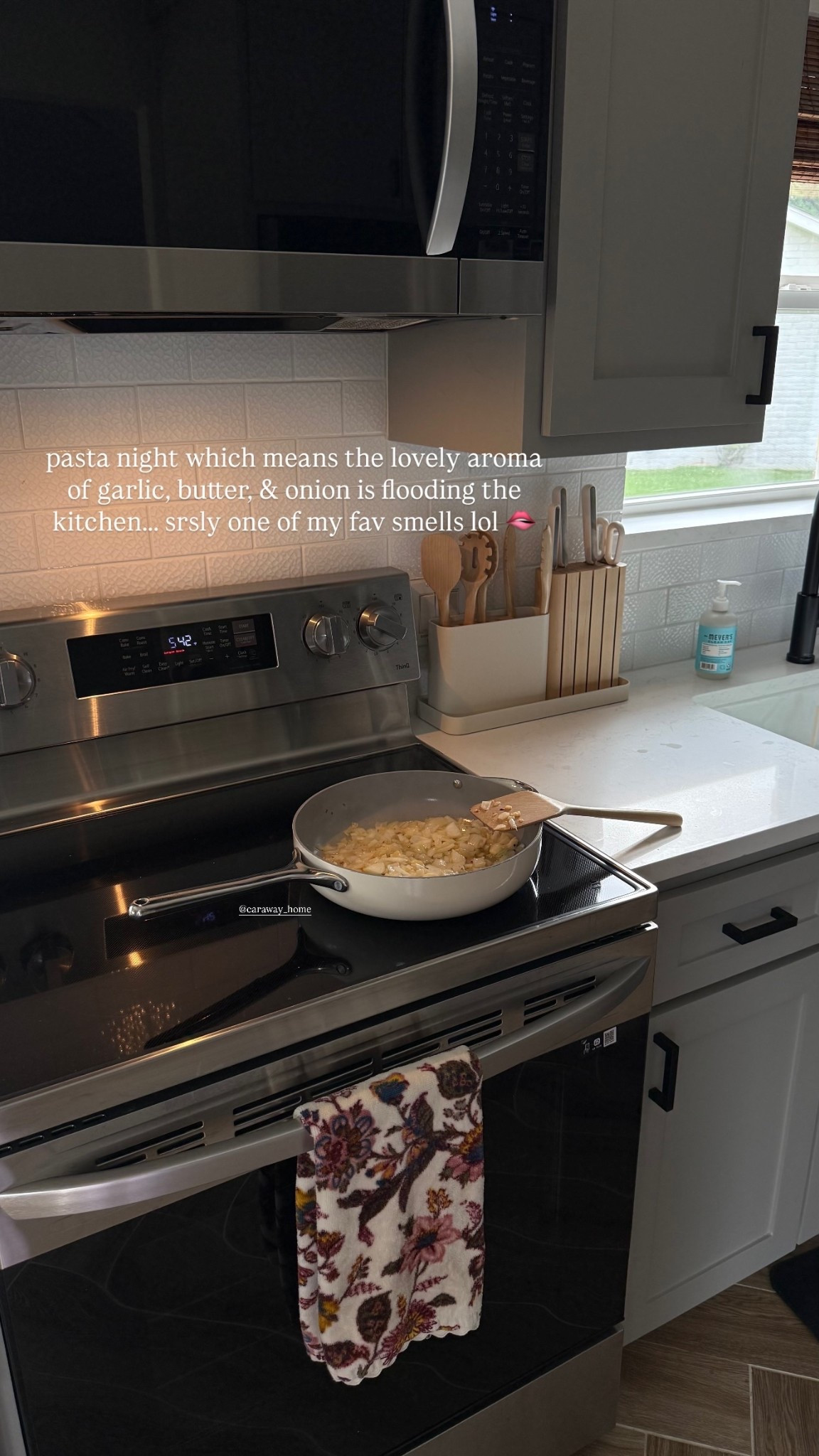 @caraway_home  pasta night which means the lovely aroma of garlic, butter, & onion is flooding the kitchen….. srsly one of my fav smells lol 🫦