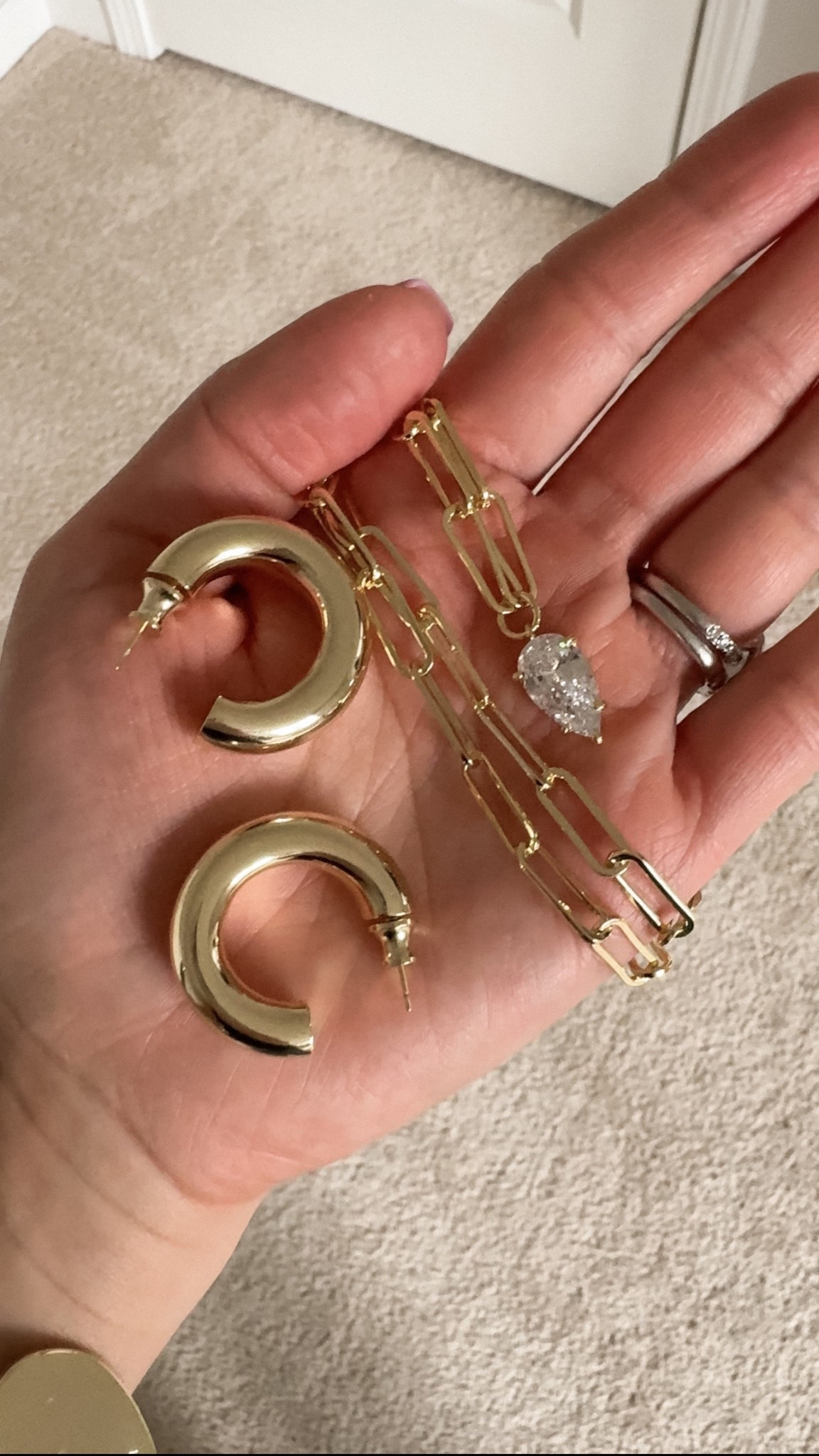 Samantha Teardrop Necklace - Gold
She’s So Smooth Tube Hoops - Gold
Melinda Maria Jewelry 
Code KELLEYG for 10% off

#LTKFindsUnder100