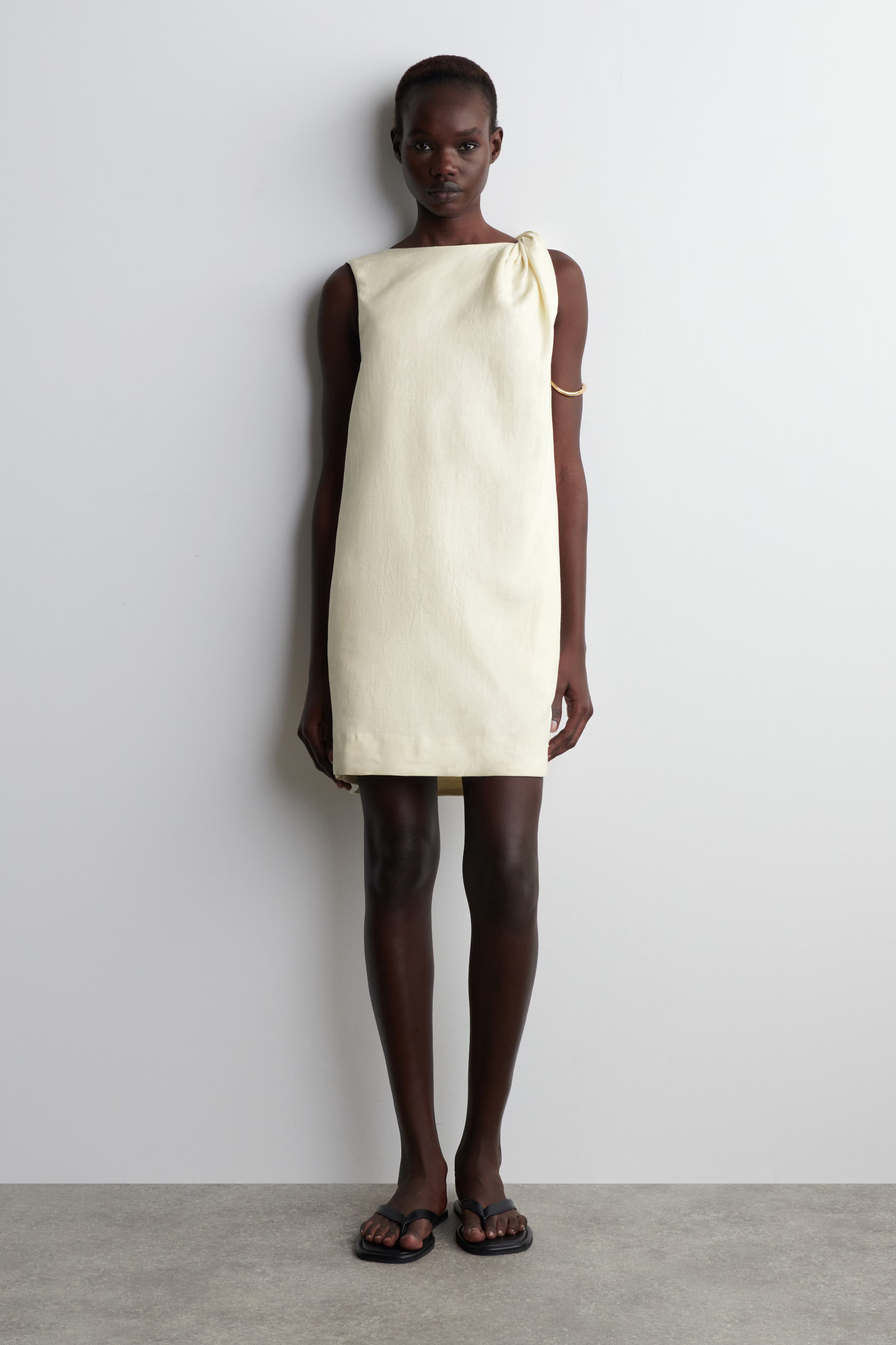 TWISTDETAIL LINEN MINI DRESS - HELLGELB | COS (EU)