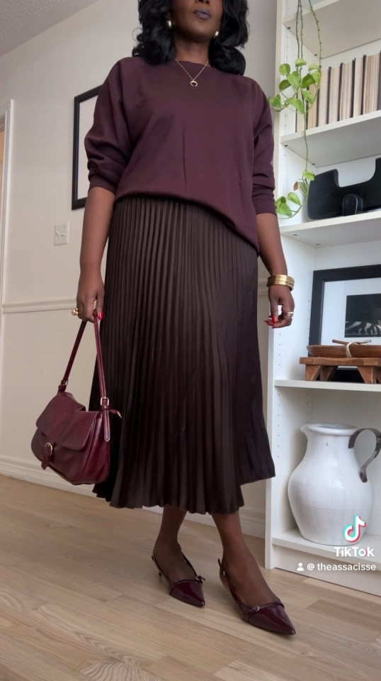 Summer to fall lus size outfit featuring a burgundy pleated skirt, burgundy sweatshirt. M

#LTKSeasonal #LTKPlusSize #LTKMidsize