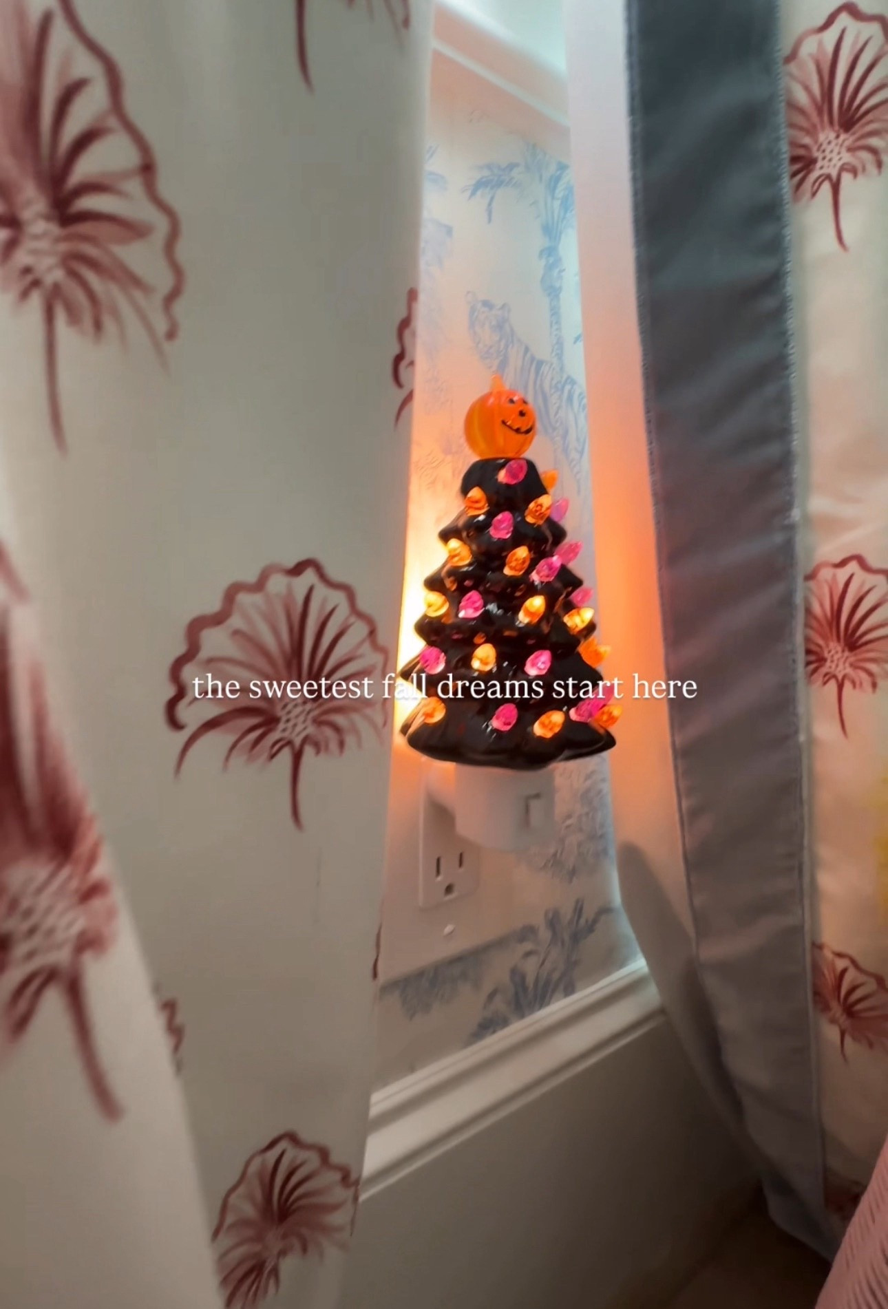 Set the cozy mood 🍁✨ This fall night light is giving all the warm, autumn vibes—perfect for evenings at home! #FallVibes #CozyHome #AmazonFinds