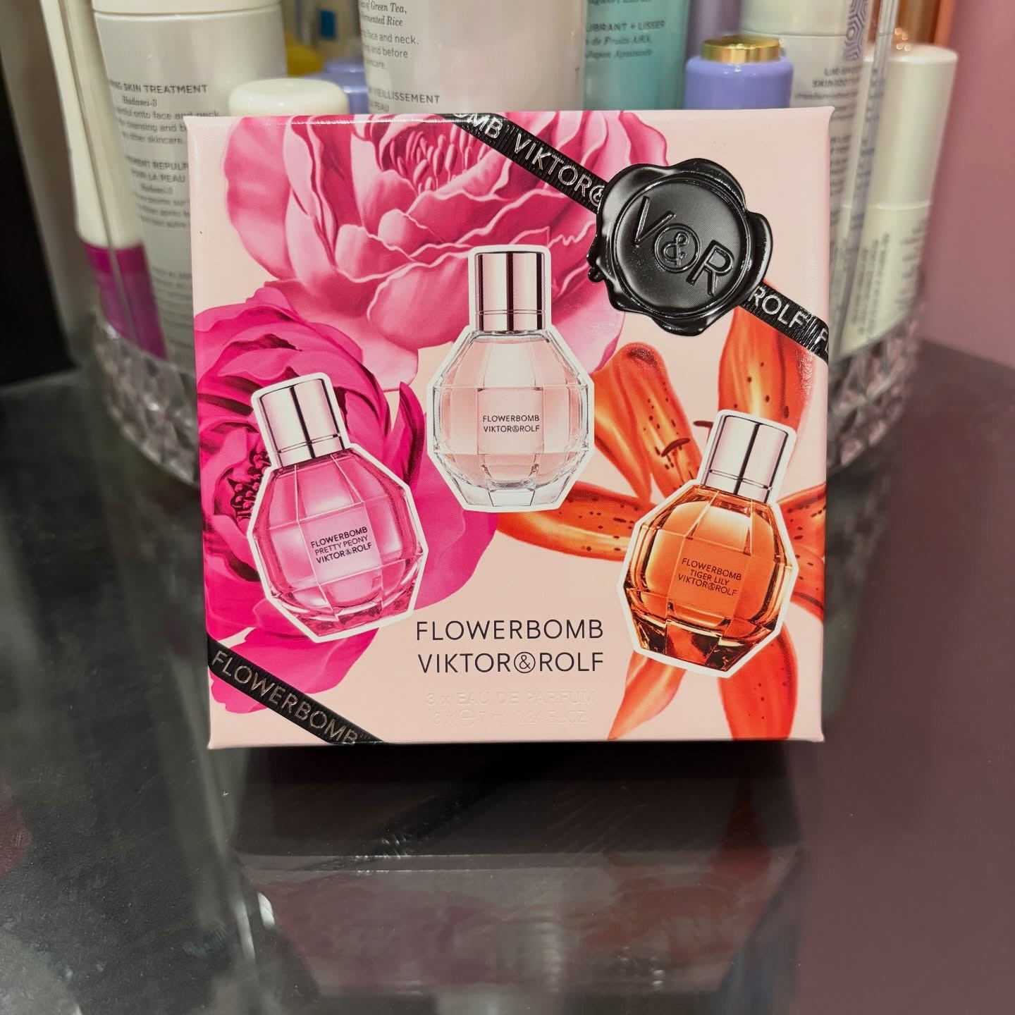 ⭐️PRODUCT REVIEW⭐️

This product was gifted to me by @viktorandrolf_fragrances in exchange for my honest review.

The Viktor & Rolf Flowerbomb set is a cute way to sample 3 great fragrances. This box includes Flowerbomb, Flowerbomb Tiger Lily and Flowerbomb Pretty Peony. It includes 7ml dabber bottles of each scent.

✨Flowerbomb - This has notes of Vanilla, Jasmine and Orange Blossom. The original. This has been a favorite of mine for years and in my opinion there is nothing like it. It’s floral and feminine with the perfect hint of sweetness. It’s a great everyday fragrance.

✨Flowerbomb Tiger Lily - This has notes of Coconut Milk, Tiger Lily and Mango. This is vacation in a bottle. It smells tropical - the perfect balance of floral, fruity and creamy. This scent is perfect for the summer.

✨Flowerbomb Pretty Peony - This has notes of Strawberry, Peony and Musk. Peonies are my favorite flower so I was really excited to try this one and it did not disappoint. This is feminine, playful and sweet. I think this would make a great everyday fragrance as well.

#cfxflowerbombprettypeony #giftedbyviktorandrolf #fragrance #flowerbomb #cfxflowerbomb