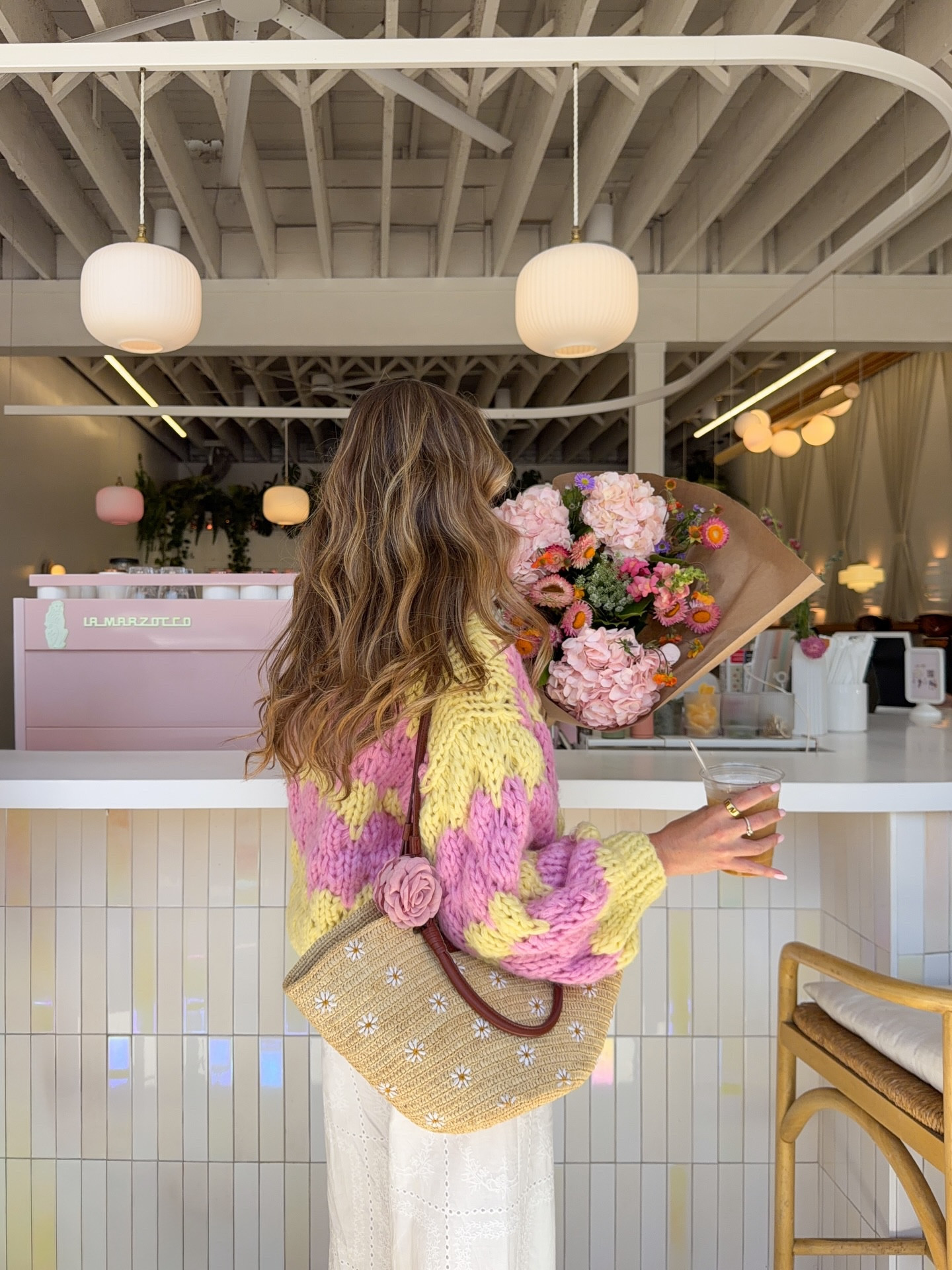 want to grab coffee, flowers & walk by the ocean?! 🌸🩵🏝️🩷⭐️ 

obsessed with how the ocean sparkles lately, and spring sweaters and flowers of course 🌸🌼