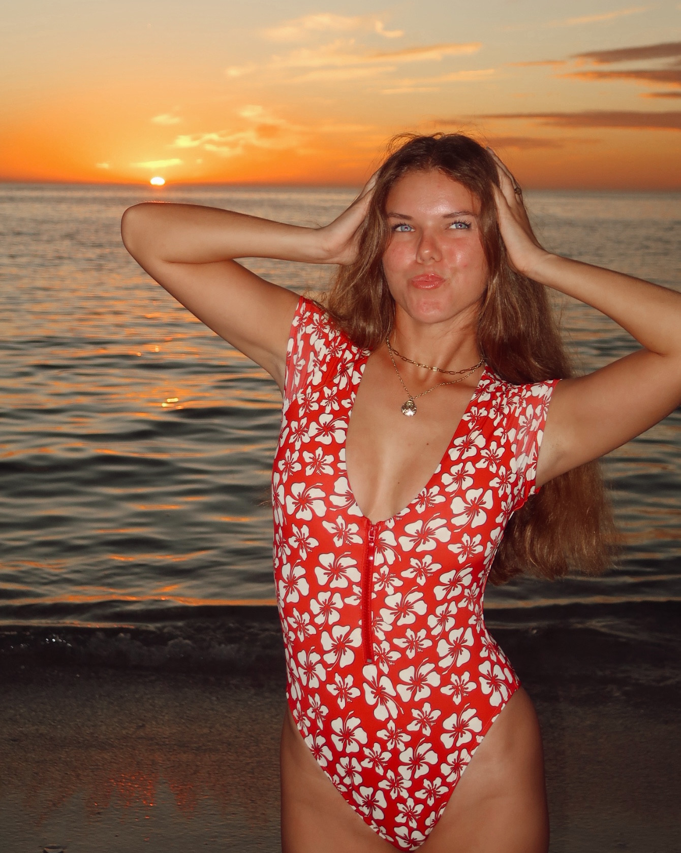 Holiday surf suit 🎅✨♥️
Size small 

#LTKGiftGuide #LTKSwim #LTKHoliday