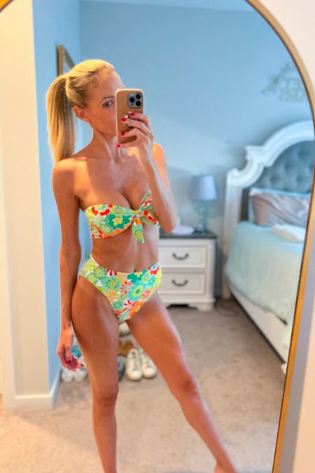 2 piece floral print knot bikini. (Wearing a small, fit is true to size).


Bikini
Swim
Swimwear
Swimsuit 
High waisted bikini bottoms
Strapless bikini top 
Bandeau top
70’s vibes
Beach
Pool

#LTKSeasonal #LTKU #LTKstyletip #LTKtravel

#LTKswim #LTKFind #LTKunder50