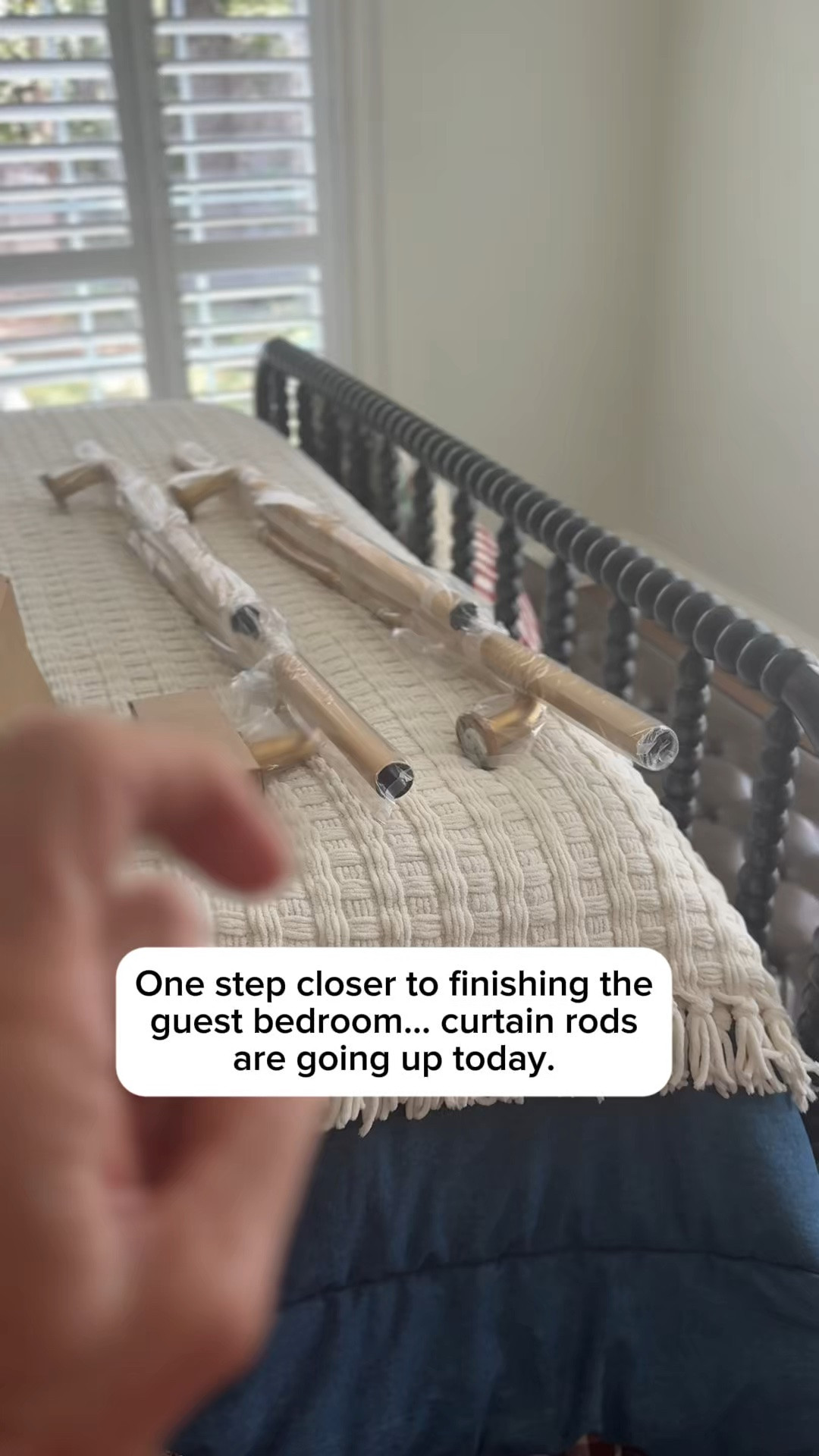 Curtain install day in the guest bedroom! I’m using a wraparound curtain rod for a finished look and added curtain rings to get that classic, tailored hang I love. Linking both here if you’re working on your own window treatments.

#CurtainRods #WindowTreatments #GuestBedroom #HomeDecor