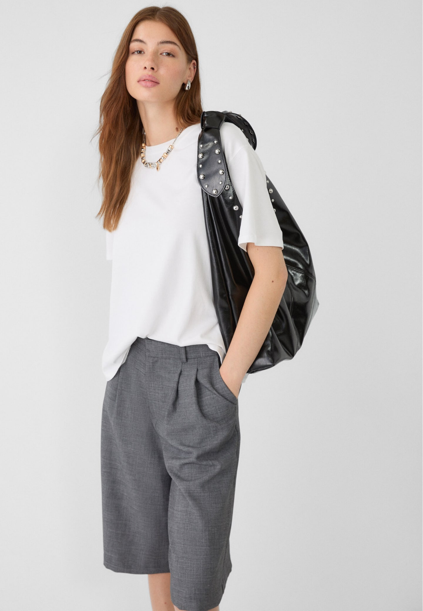 Schultertasche mit Nieten - Taschen für Damen | Stradivarius Deutschland | Stradivarius DE