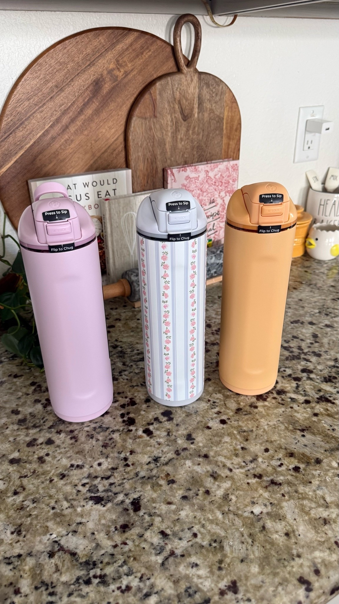 New summer water bottle colors are here and they’re perfect 😍 the floral is my favvvv @hydrojug #ad
