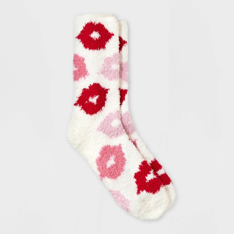 Women's Kisses Hearts Valentine's Day Cozy Crew Socks - Ivory 4-10 | Target