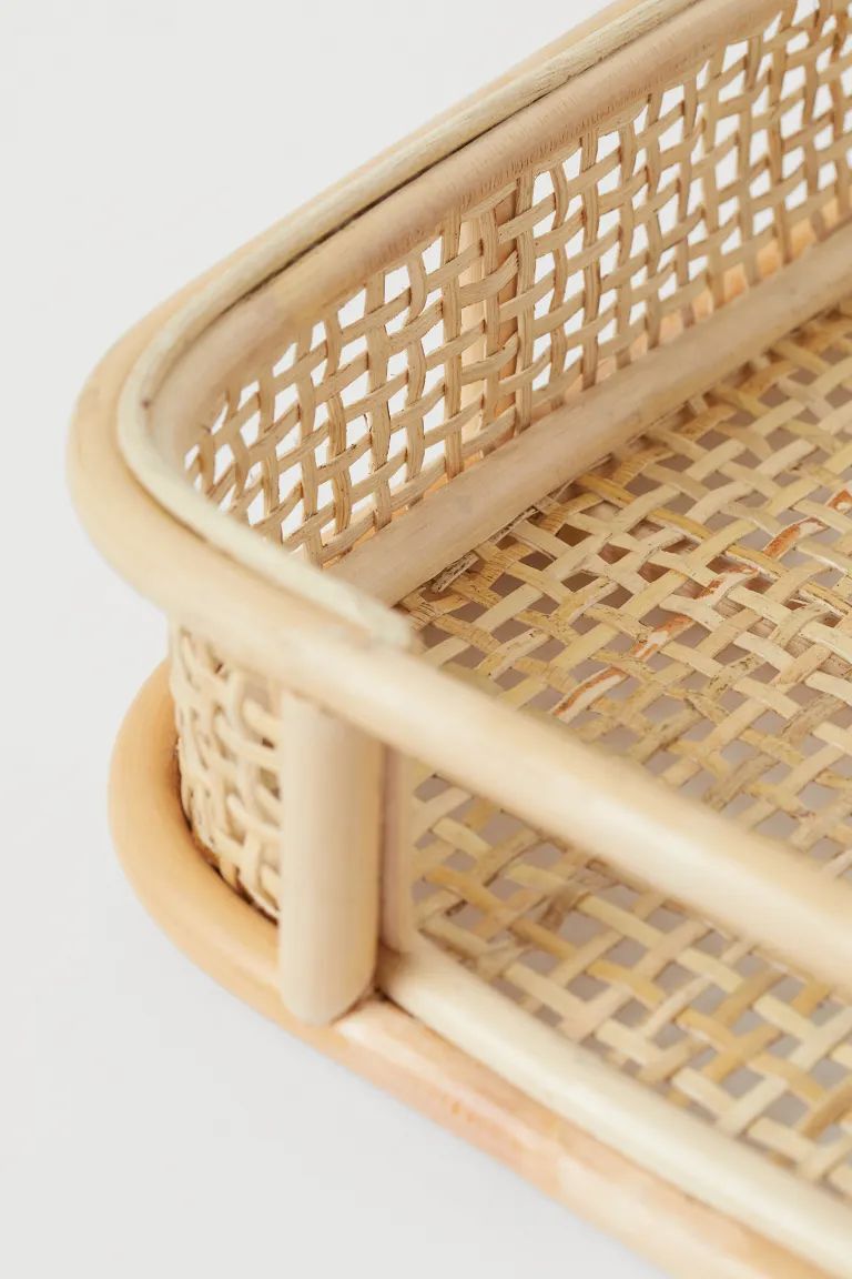 Rectangular tray in rattan with high edges and a handle at each short side. Height approx. 2 in. ... | H&M (US + CA)