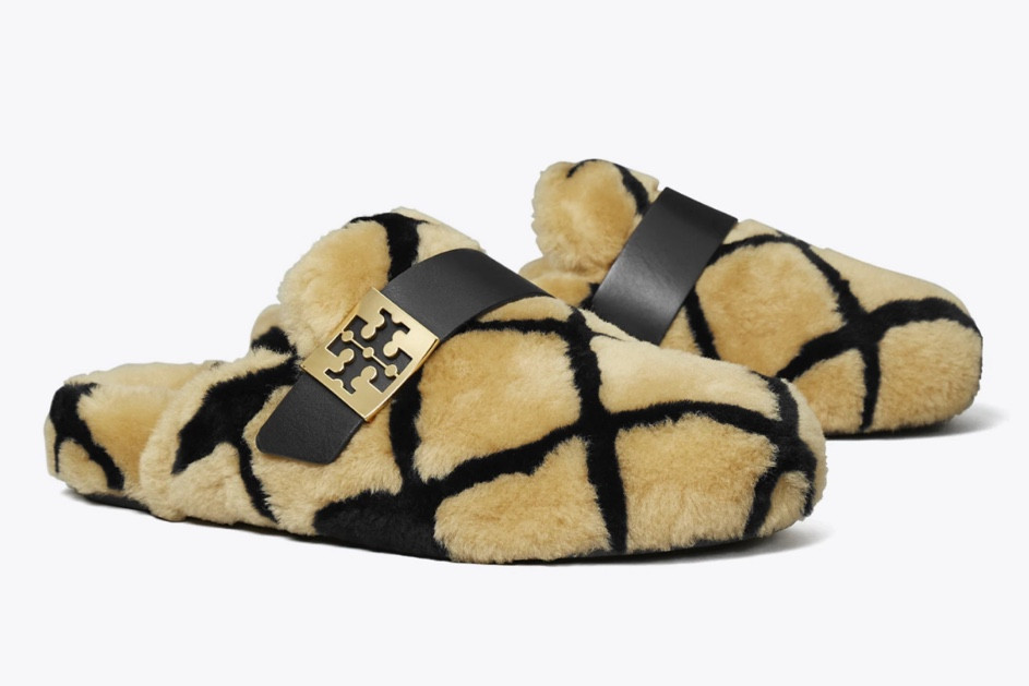 Tory Burch Mellow shearling Mule

elevated with all-over shearling in a diamond quilted pattern, designed to be a cozy and convenient slip-on to wear through fall and winter. The effortless style features an ultra-comfortable ergonomic footbed, flexible rubber sole, and is detailed with metal logo hardware

#LTKWorkwear #LTKGiftGuide #LTKHoliday