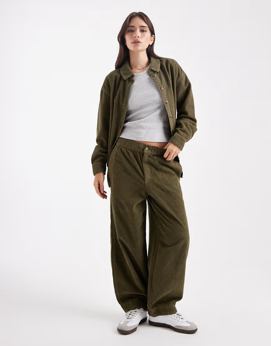 ASOS DESIGN – Barrel-Leg-Hose aus Bubble-Cord in Khaki-Grün | ASOS (Global)