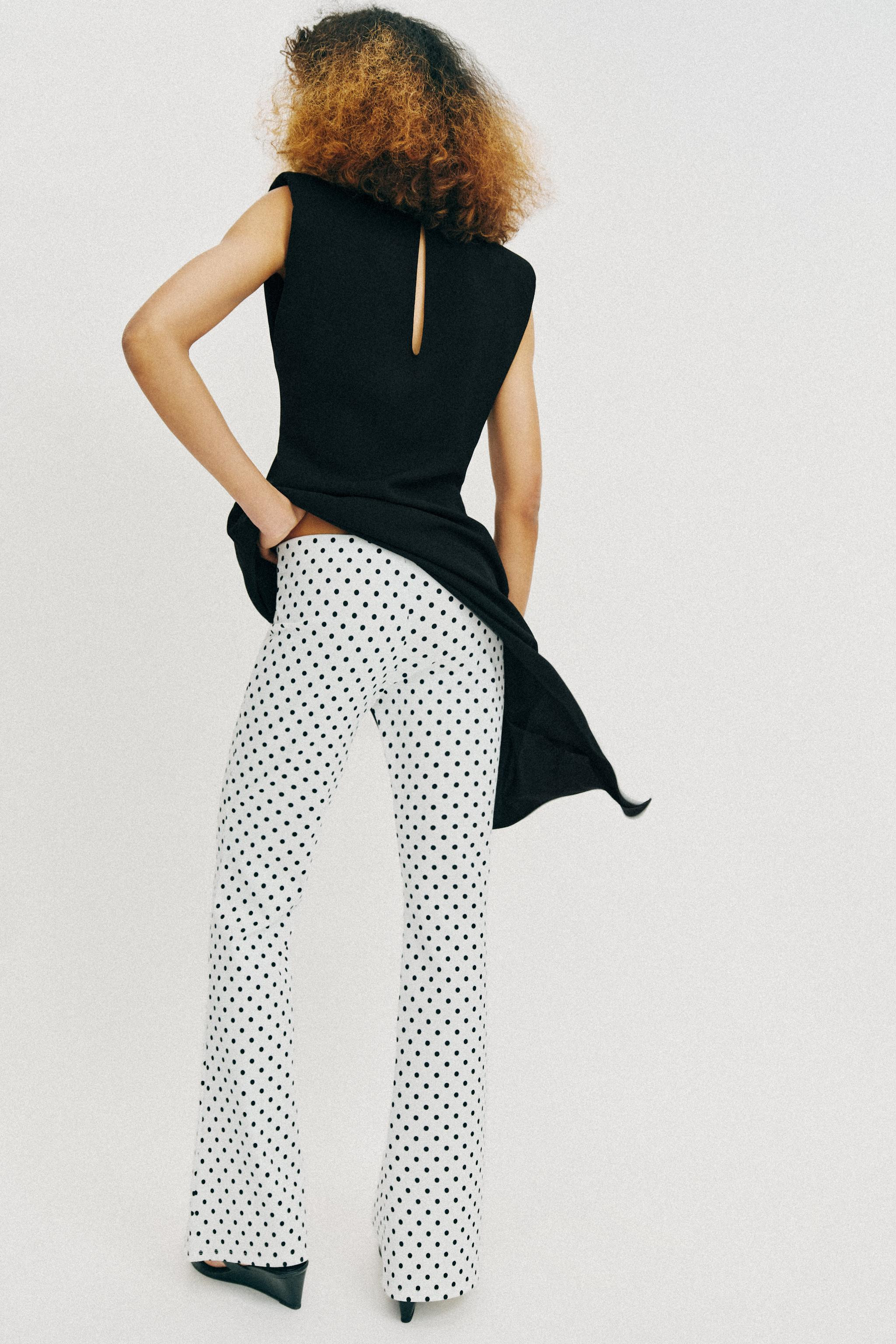 AUSGESTELLTE STRETCHHOSE MIT PUNKTEN | Zara DE