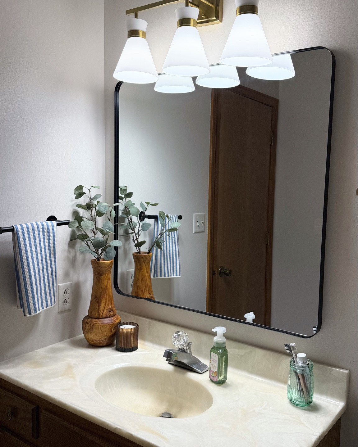 The $30 Mirror That Transformed My Bathroom

One simple swap made this bathroom feel so much more modern. This oversized black mirror was easy to install, budget-friendly, and instantly updated the entire space. I’m linking everything I’ve used in this bathroom refresh!

#LTKHome #LTKSaleAlert #LTKSeasonal