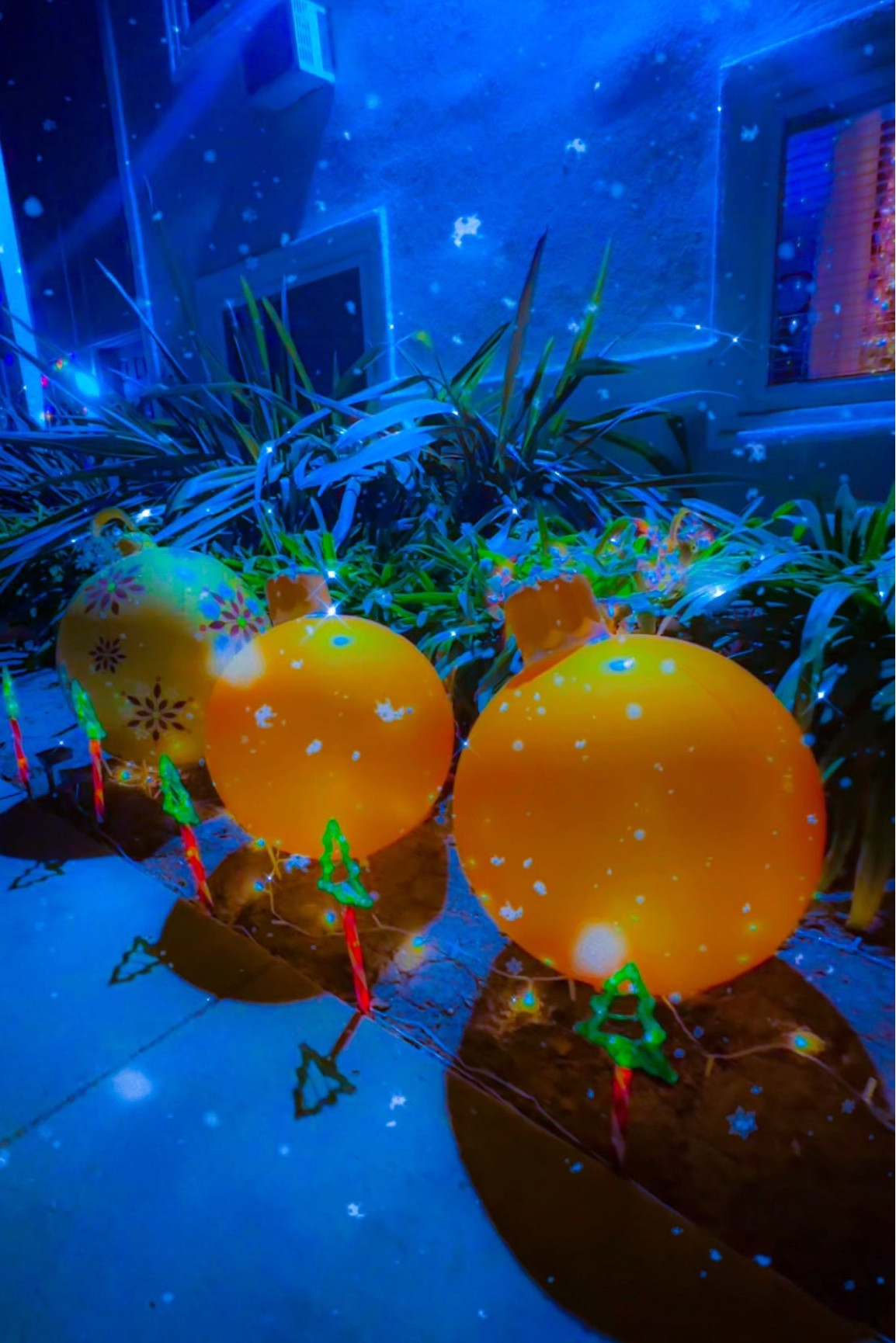 Happy Holidays!  It’s 9 days until Christmas Day!!🎄 

Finally revealing my outdoor decor! 

#christmascountdown #tistheseason #happyholidays #santaclausiscomingtotown #hollyjolly #outdoordecor #christmasdecorations