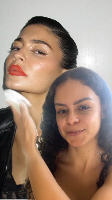 Tutorial de maquiagem: Kylie Jenner. Delineado foxy eyes e pálpebra com gloss efeito vidro e boca delineada de vermelho bem marcado e gloss. Maquiagem bem estilo glass skin! Confira abaixo os produtos que usei: 

#LTKbeauty #LTKbrasil