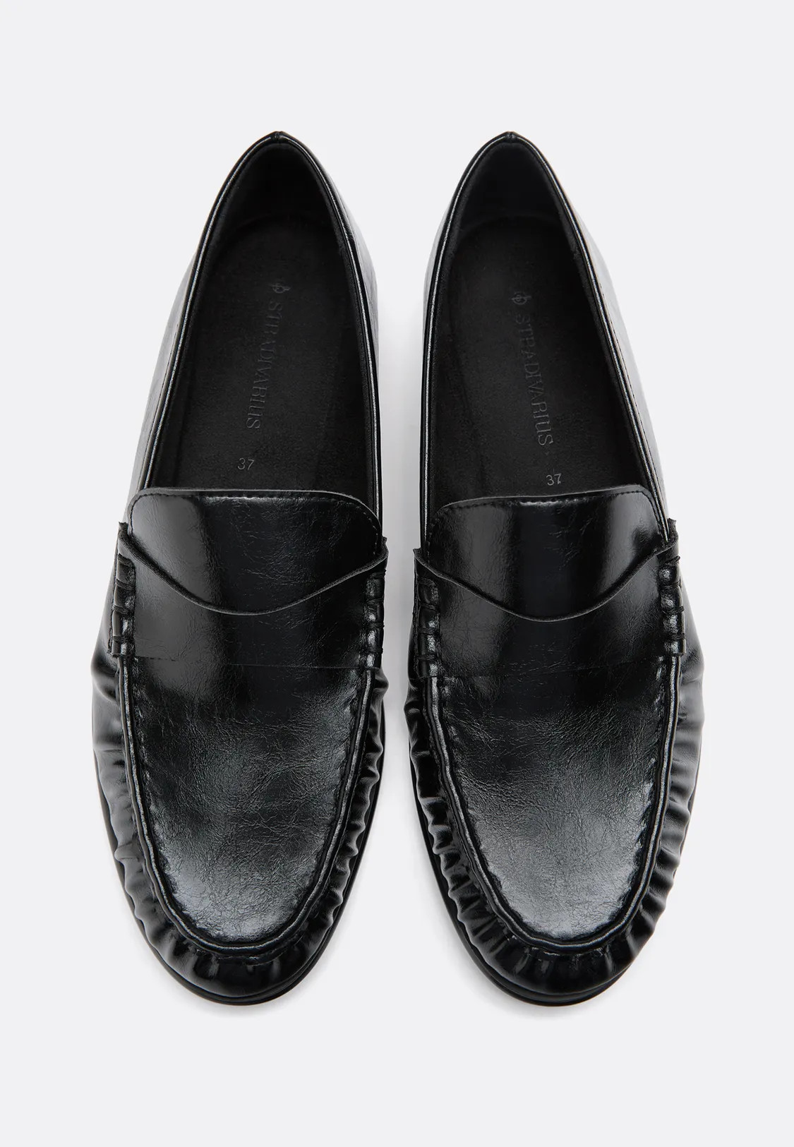 Mocasines suaves efecto piel negro | Stradivarius ES