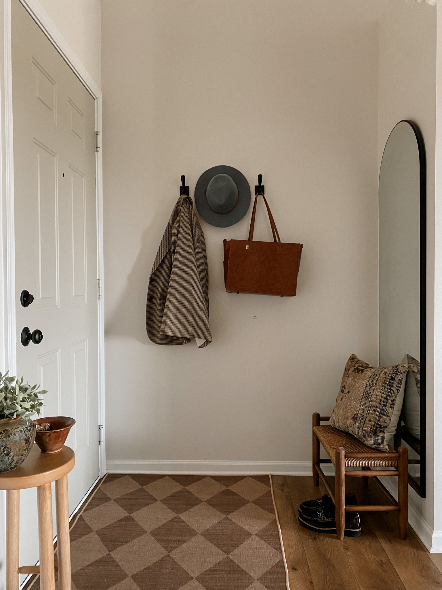 Stuck on how to style an entryway with limited space? 

If you’re like me and don’t have much of an entryway to work with it can be a challenge creating a “drop off” area that is both stylish and functional! Entryways are the first impression of your home, after all☺️

Here are some ideas on what to incorporate in your small entryway: 

-side table styled with small bowls for key drop off 
-hooks to hang your coats, gloves, hats, scarves, purses (especially if you live in a cooler state like I do!!!)
-small bench or stool with shoe storage, makes it easy to put shoes on
-full length mirror
-baskets to store mail or other miscellaneous items

What do you think of these tips for styling your entryway? 

#entryway #smallentryway #smallhomedecor #entrywaydecor #interiordesign #organicmodern #transitional #homedecor #rugsusa #juterug #ltk #ltkhome

#LTKhome #LTKunder100 #LTKSale