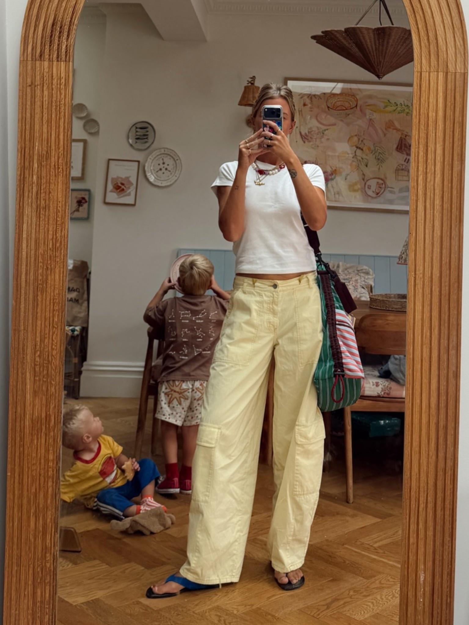 Trousers - size 6 ( size down)
Tee - size 8 
Sandals - old Zara 
Bag - parfois
Necklaces - house or colete, Briwok