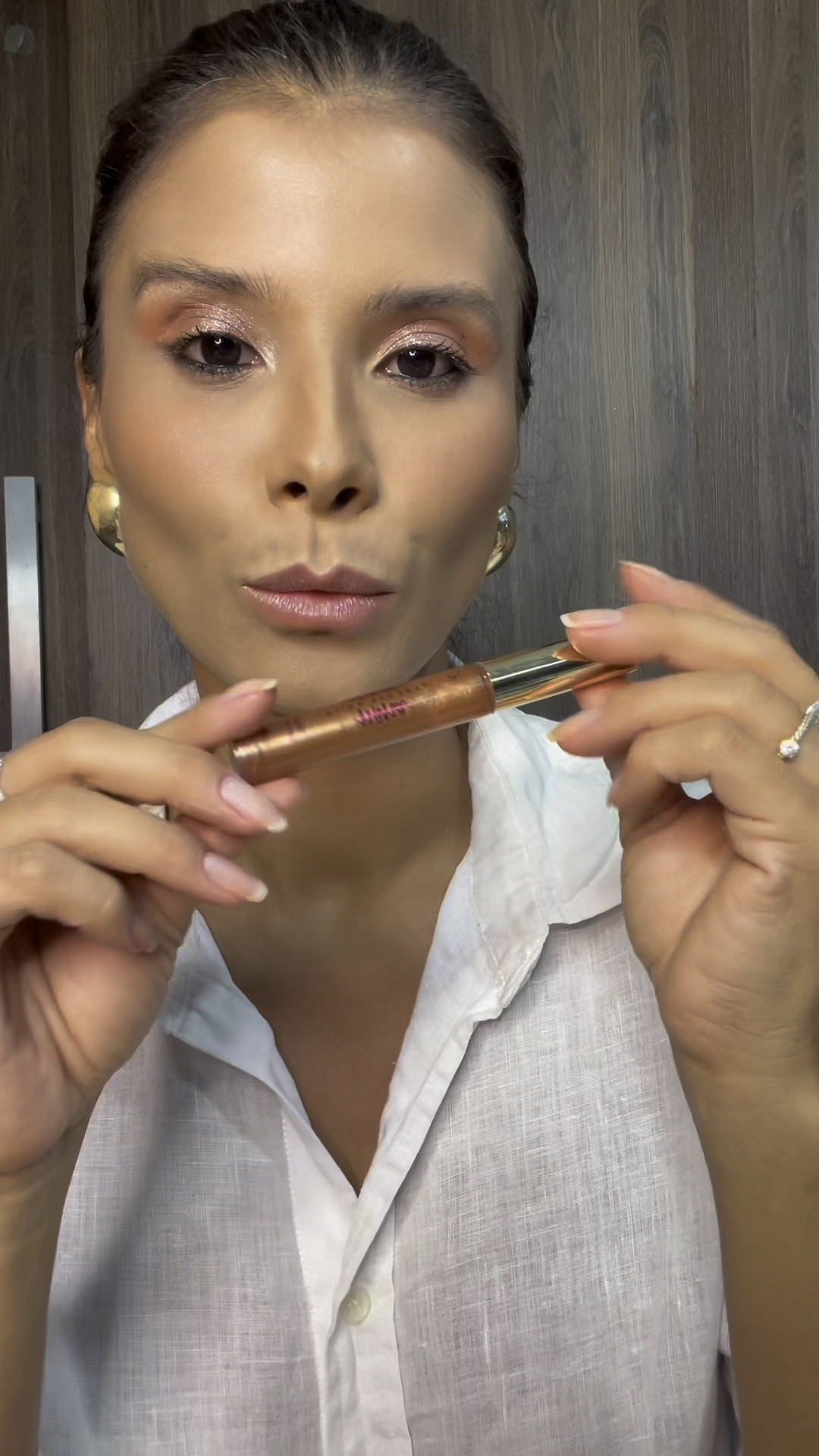 Um gloss com brilho, discreto e confortável que adoro usar sozinho, mas que também ficou incrível pra sobrepor batons 
. Traz um brilho lindíssimo 😍😍😍

#LTKbrasil #LTKover40 #LTKfindsunder50