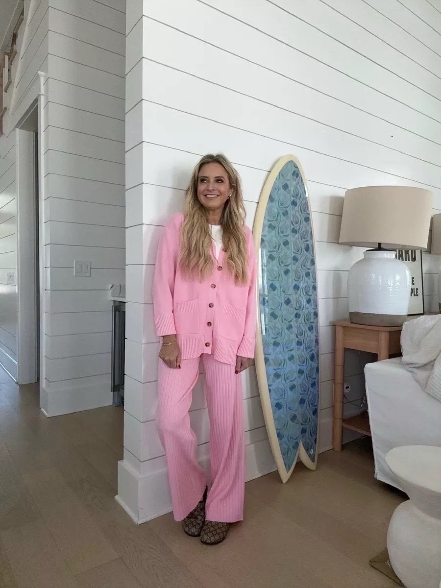 This pink set is giving travel and cozy vibes. Wearing small.

Follow my LTK @thefancyashley on the @shop.LTK app to view this post and get my exclusive app-only content!



#LTKootd #LTKFindsUnder100 #LTKSeasonal