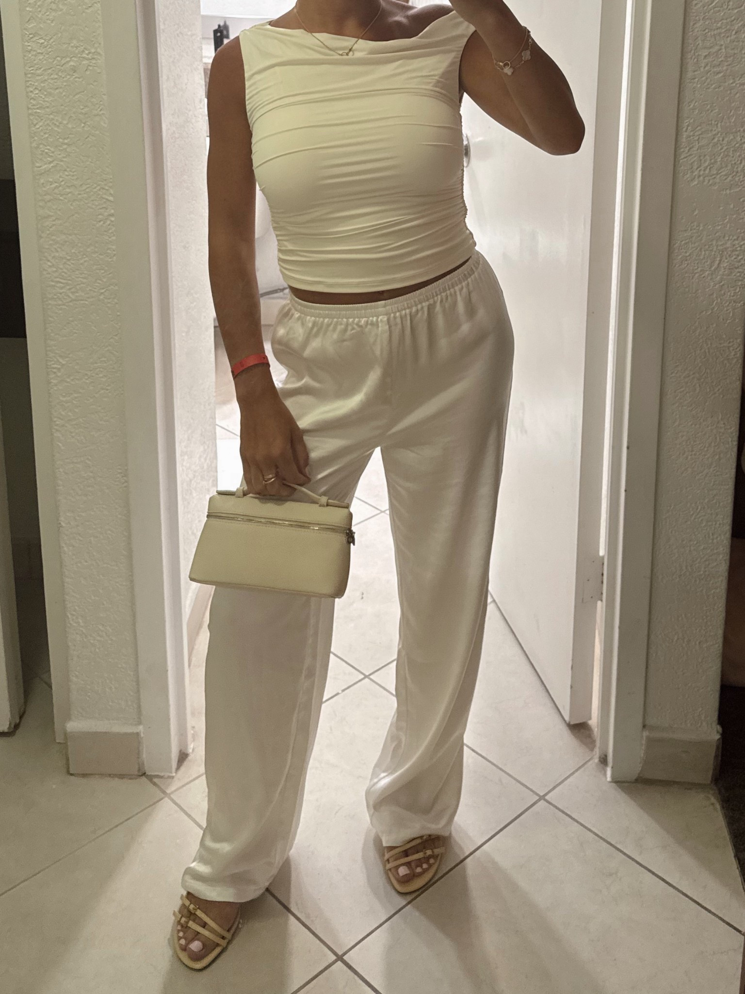 My favorite pants and the best summer staple! 

Top - Amazon
Pants - princess Polly 
Bag - Amazon 
Heel - Zara 