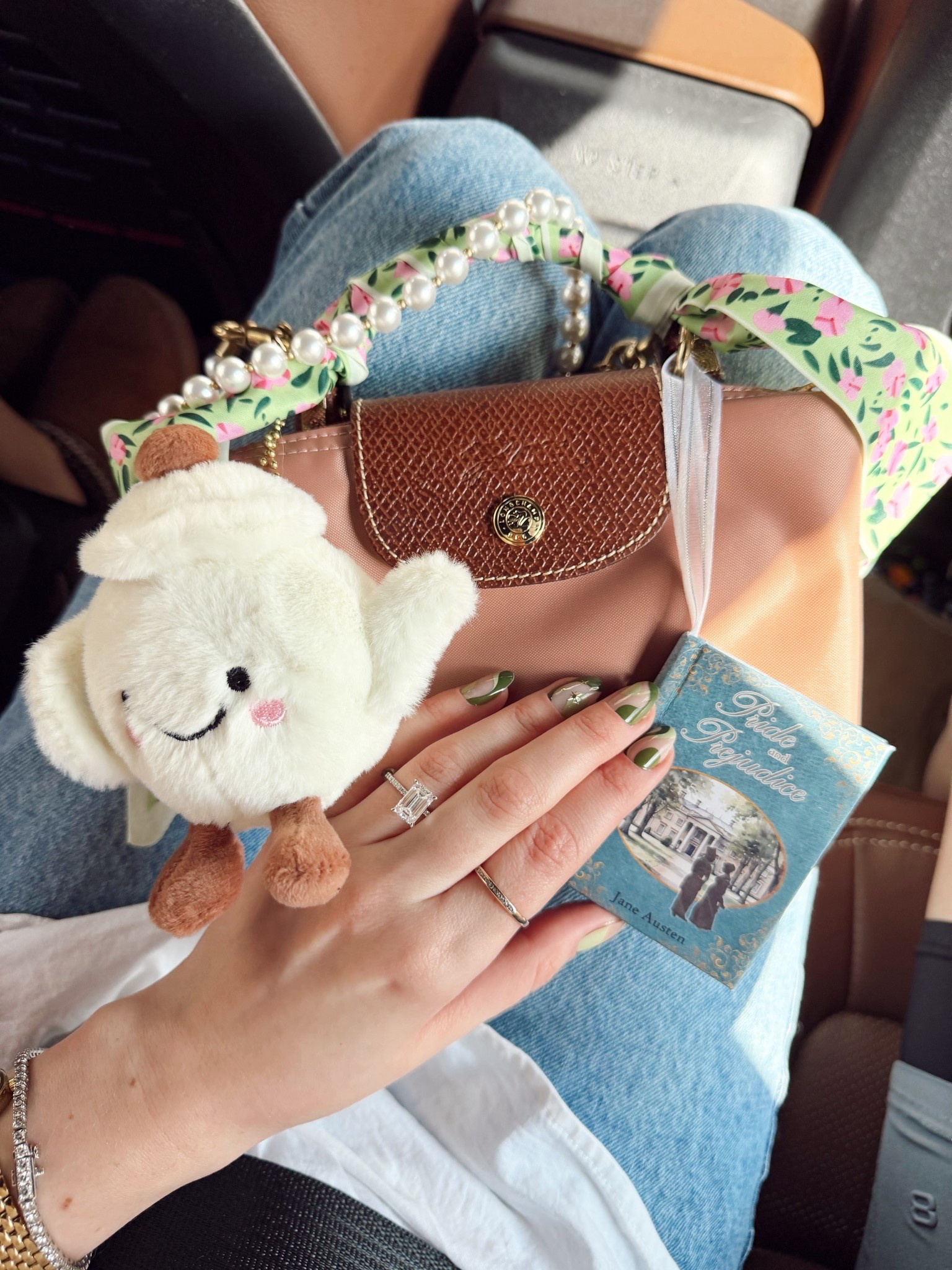 Bag of the day is giving me cute Bridgerton vibes 🫖💐 the teapot plush bag charm ia in my TikTok showcase 💗

Longchamp Le Pliage mini pouch
Coach pearl strap
Twilly
Pride and prejudice book bag charm book charm
