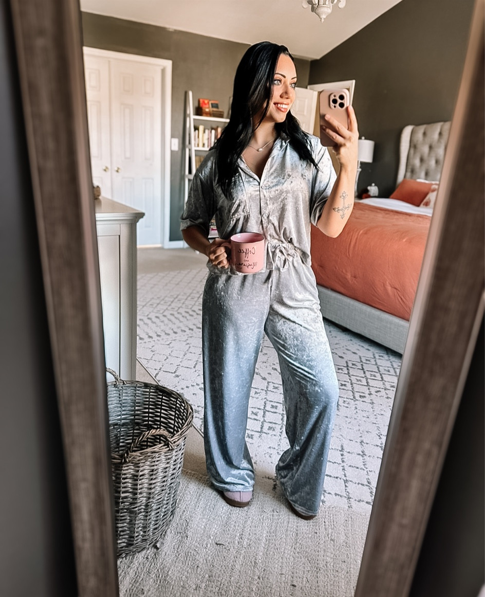 Feelin pretty bougie in these pj’s from @target would make a perfect gift for yourself or any lady in your life!

#LTKfindsunder50 #LTKHolidaySale #LTKGiftGuide